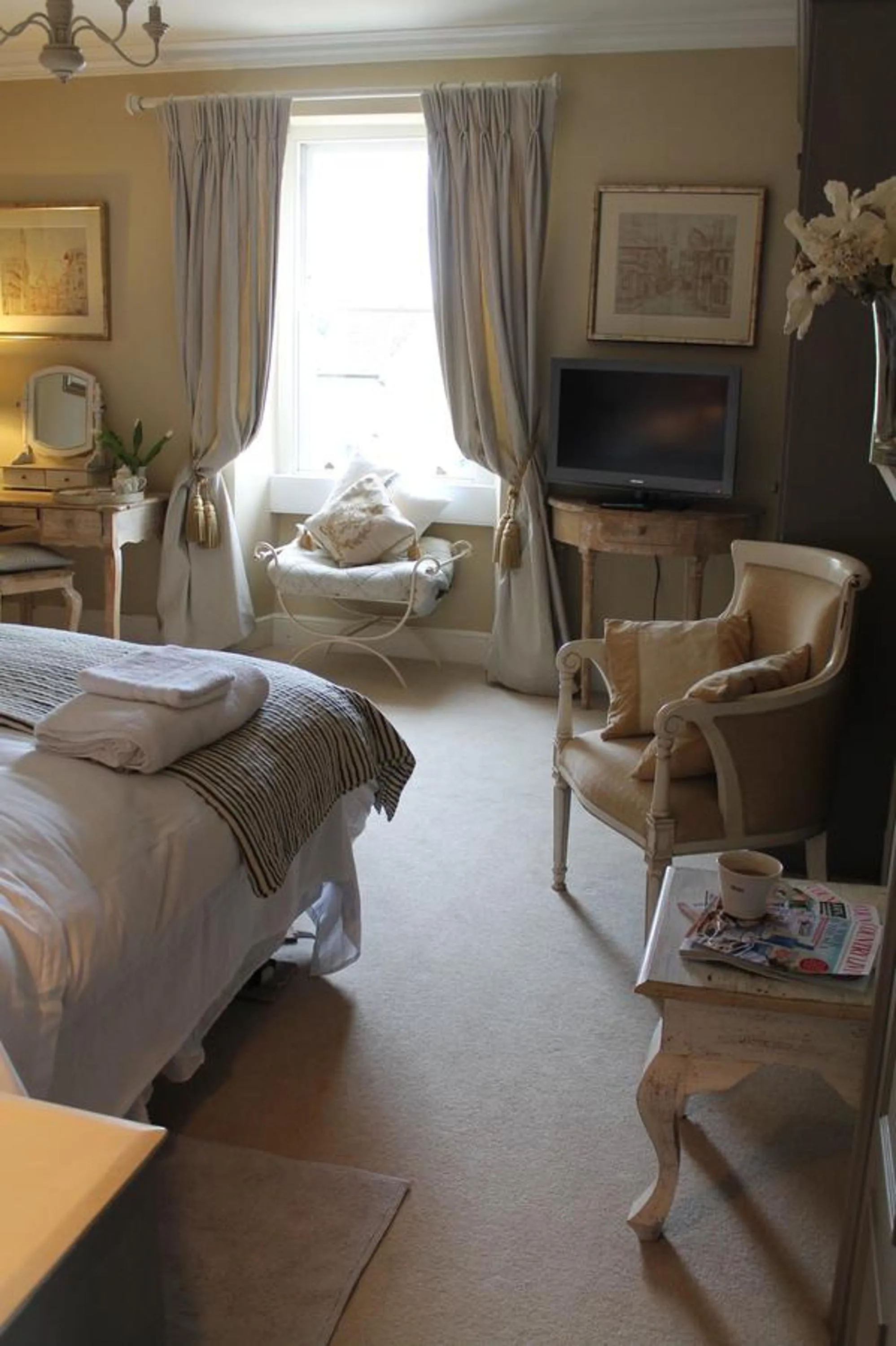 Day, Bed in Roundhill Farmhouse