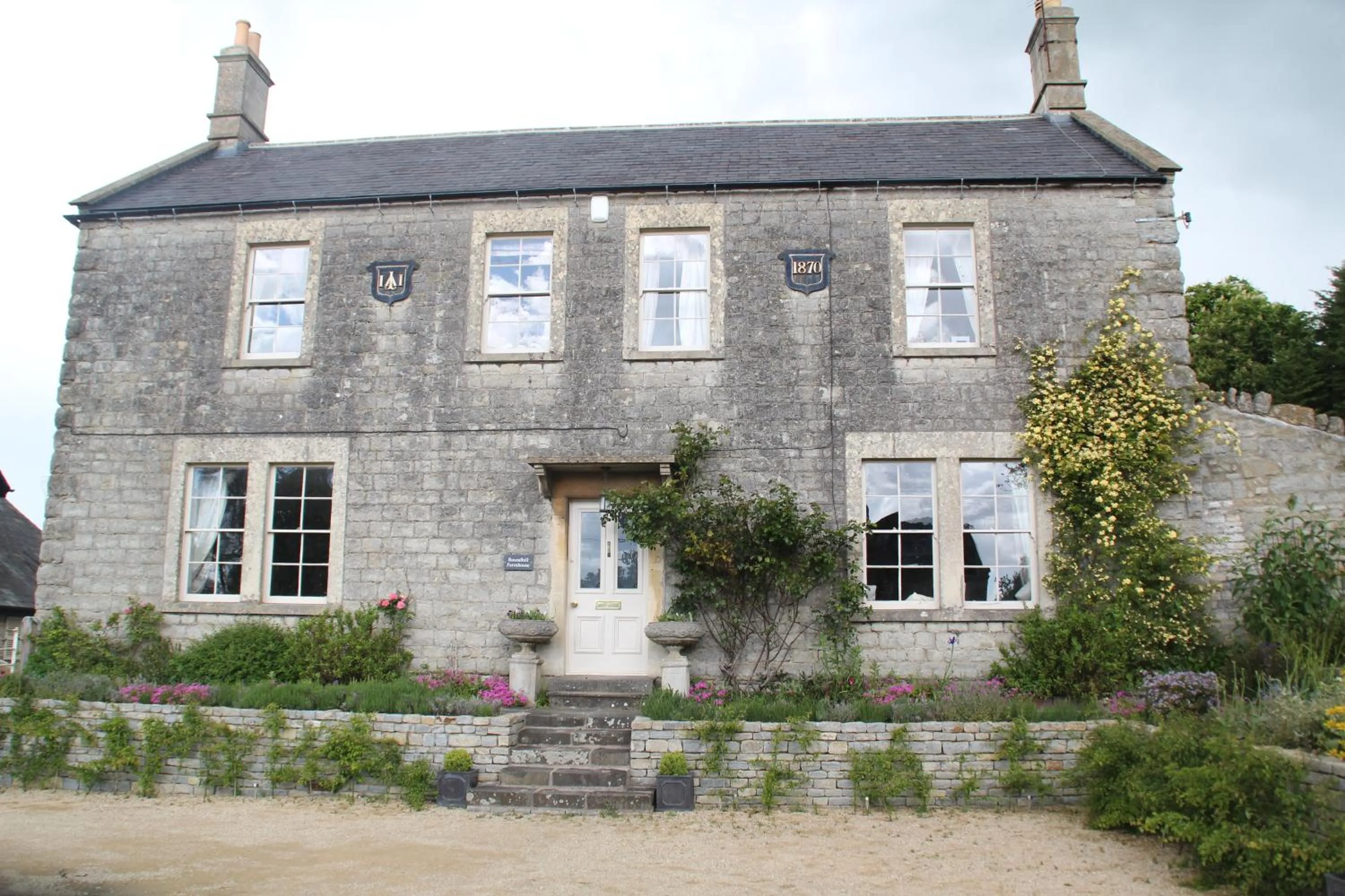 Property building in Roundhill Farmhouse