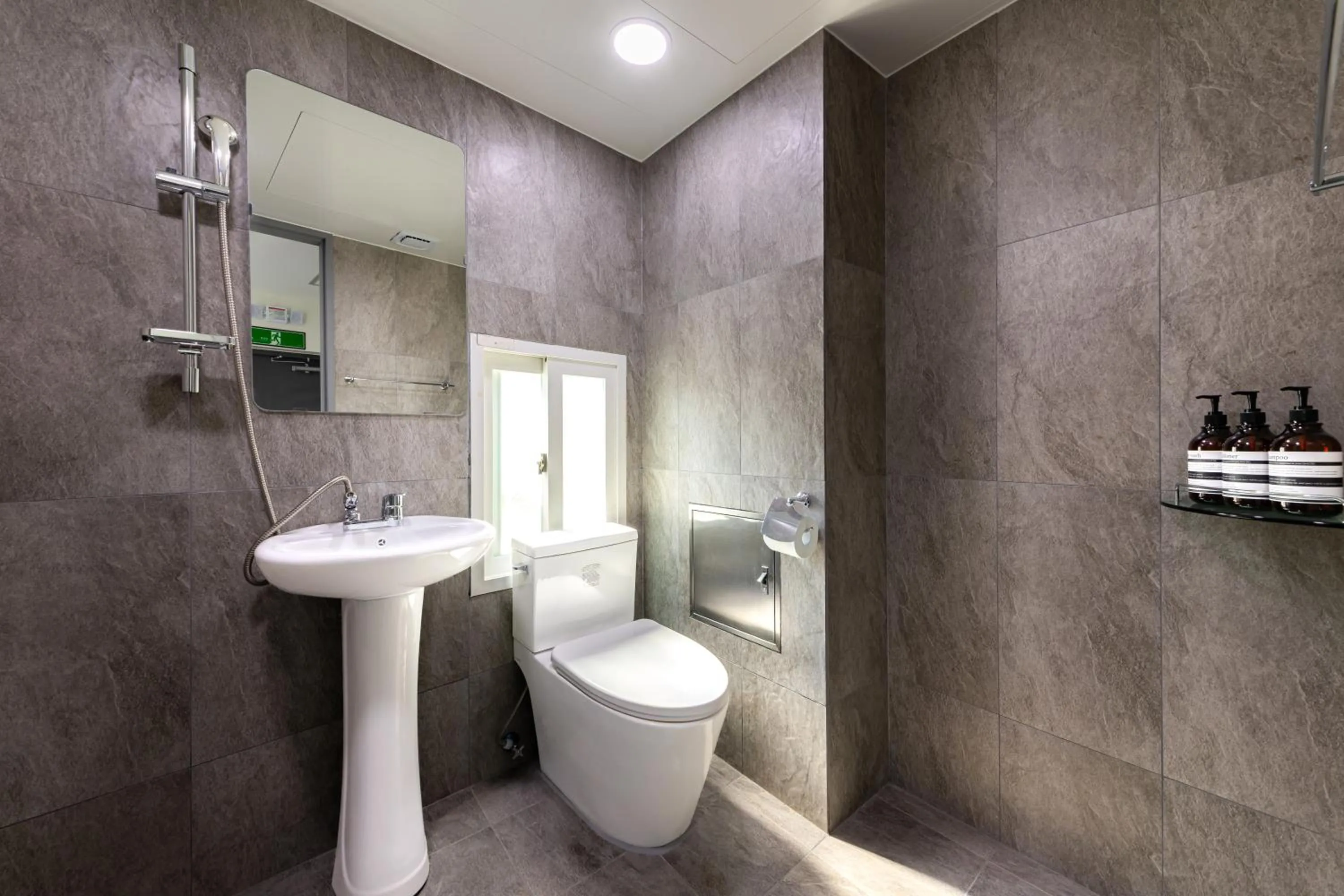 Shower in MJ Hotel Jongno