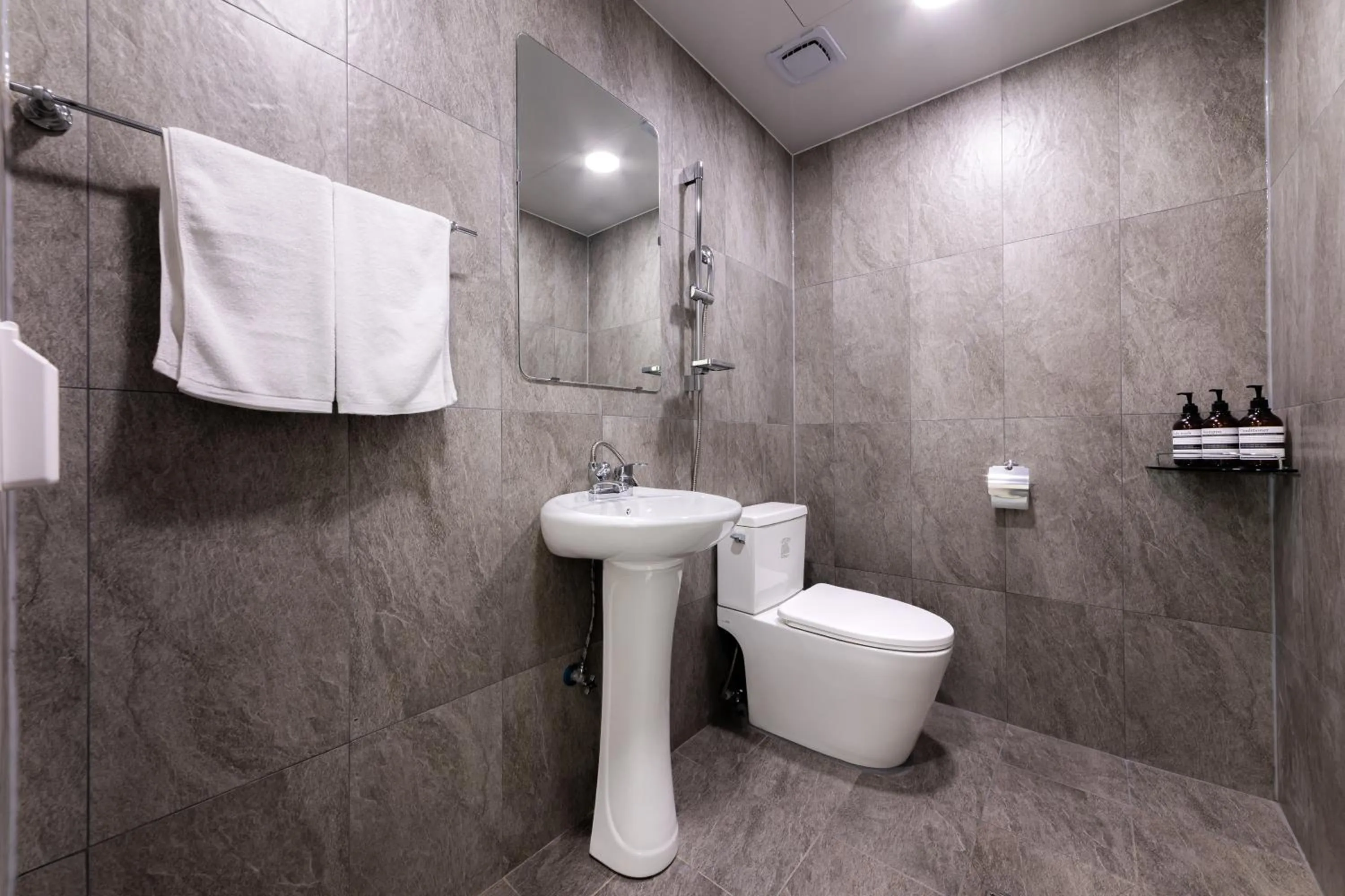 Shower in MJ Hotel Jongno