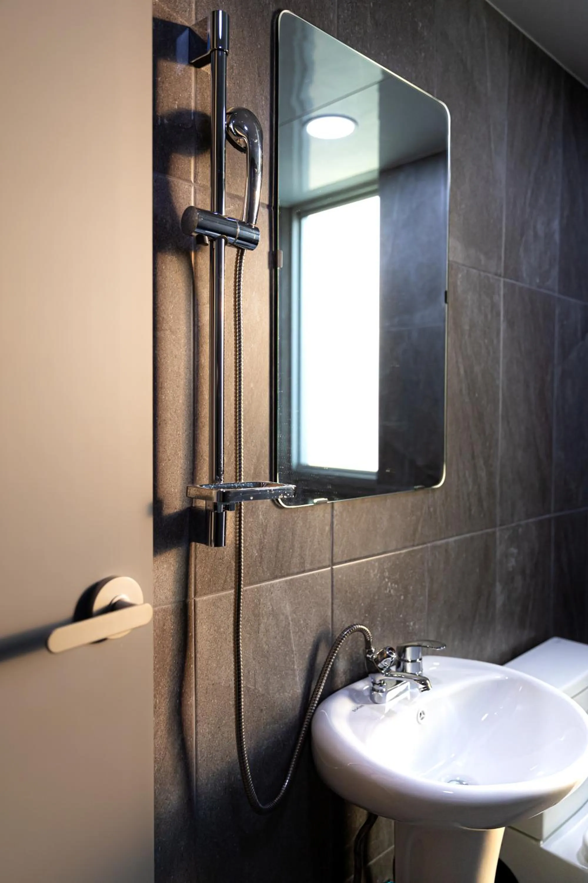 Shower in MJ Hotel Jongno