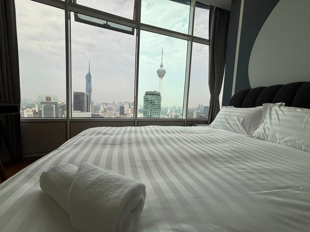 Bed in Sky Suites KLCC by Easy Nap