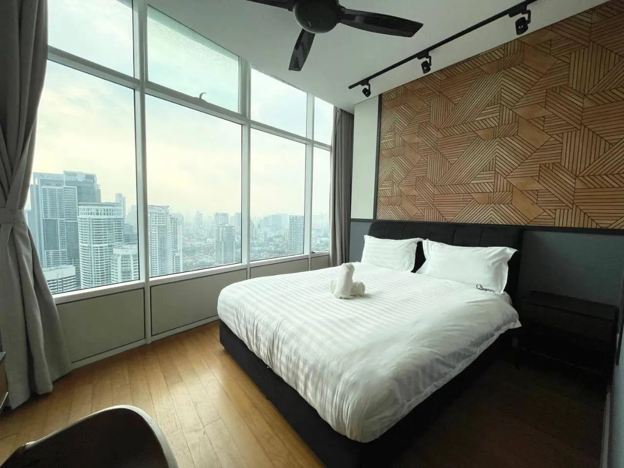 Bed in Sky Suites KLCC by Easy Nap