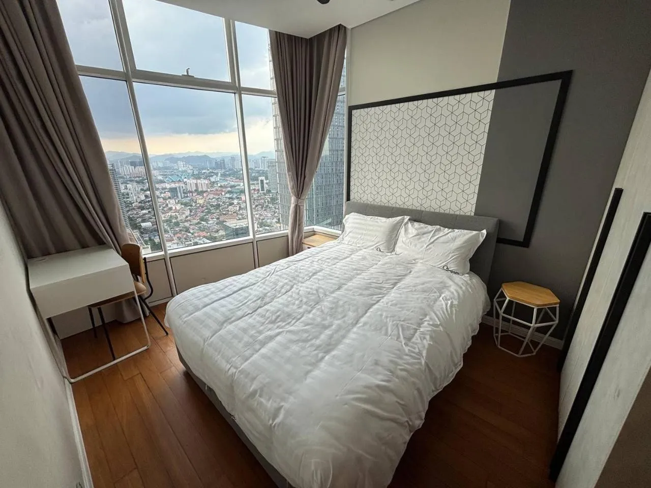 Bed in Sky Suites KLCC by Easy Nap