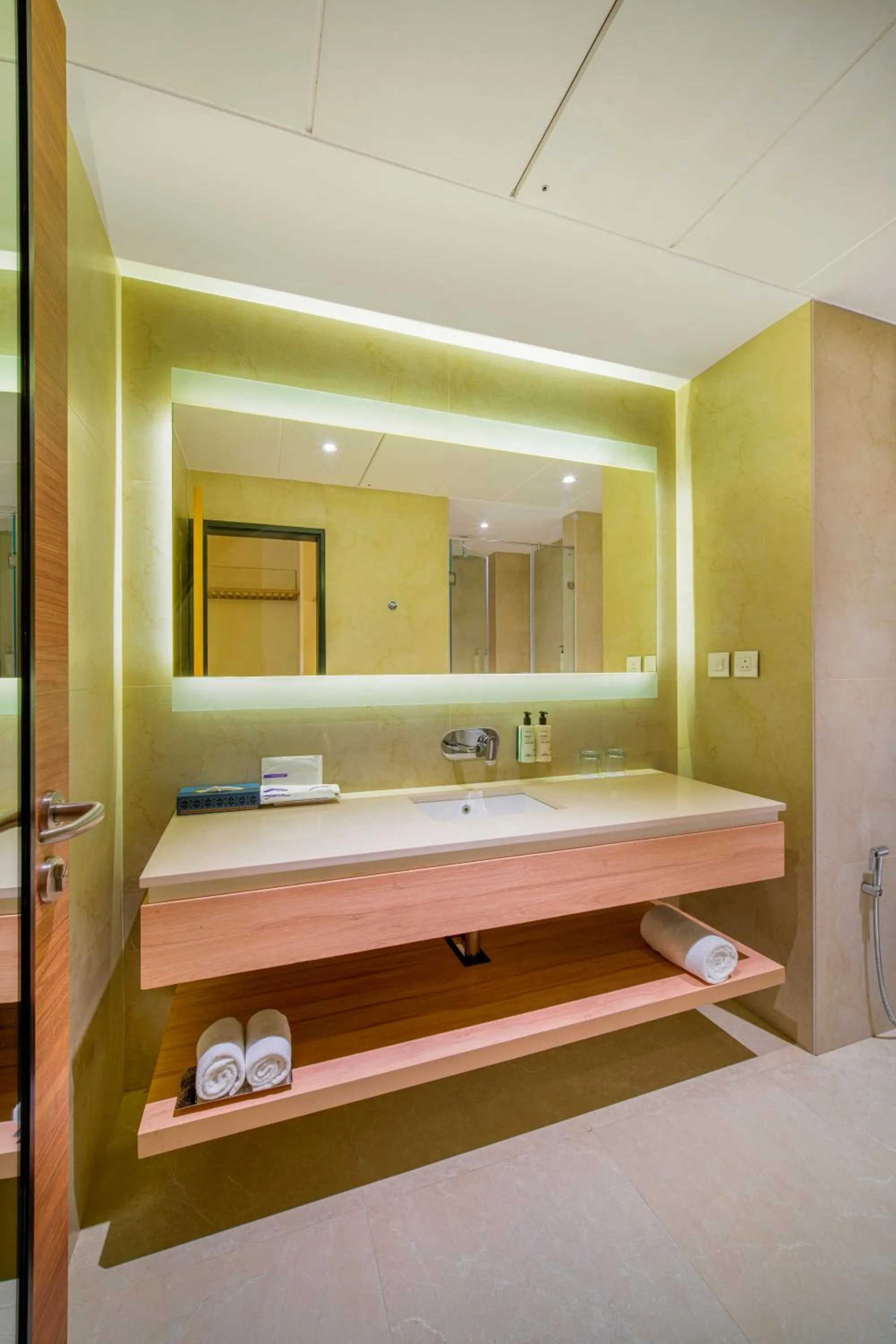 Bathroom, Bed in Sarovar Portico Sriperumbudur