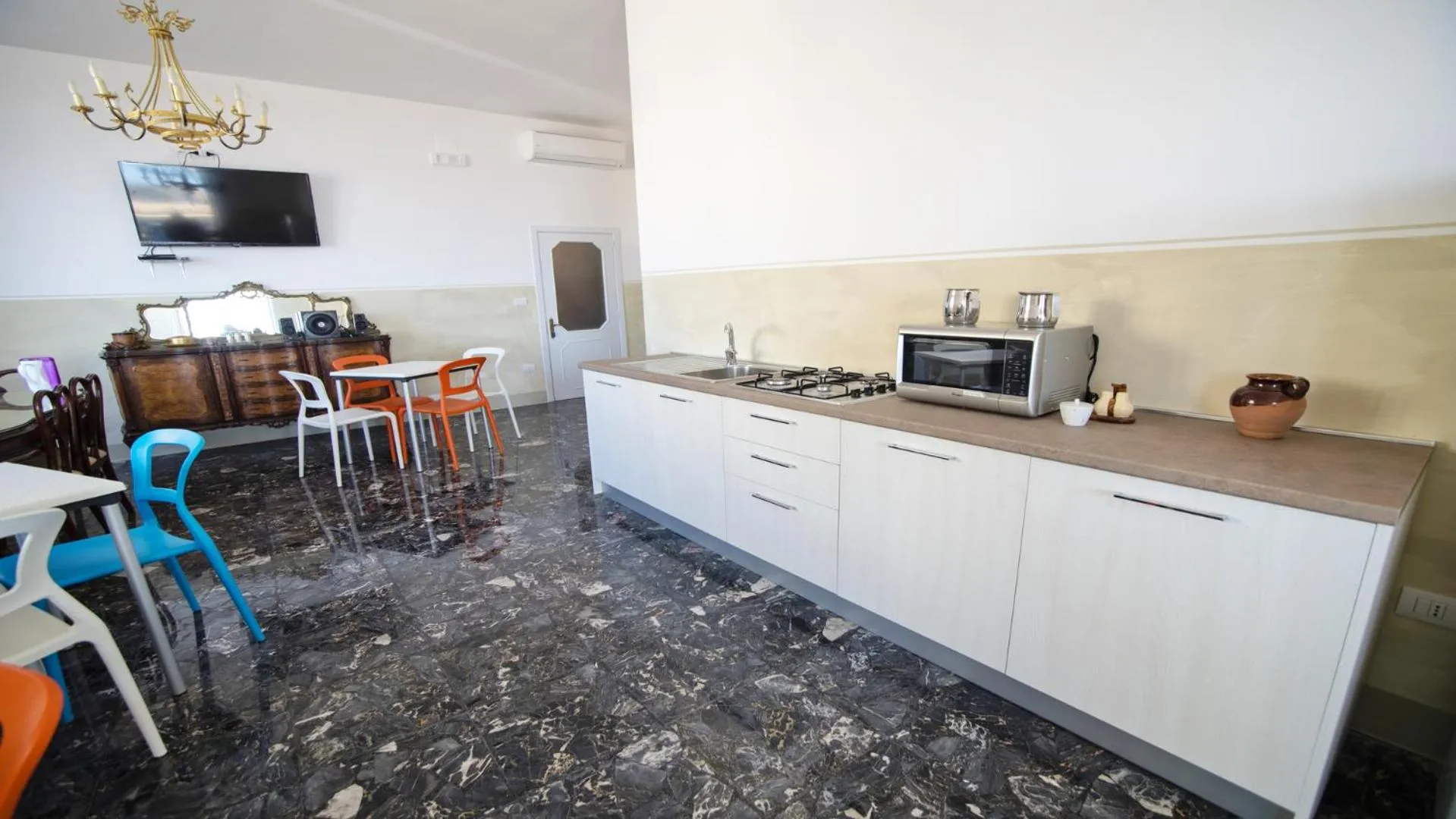 Communal lounge/ TV room in B&B Mareggiata