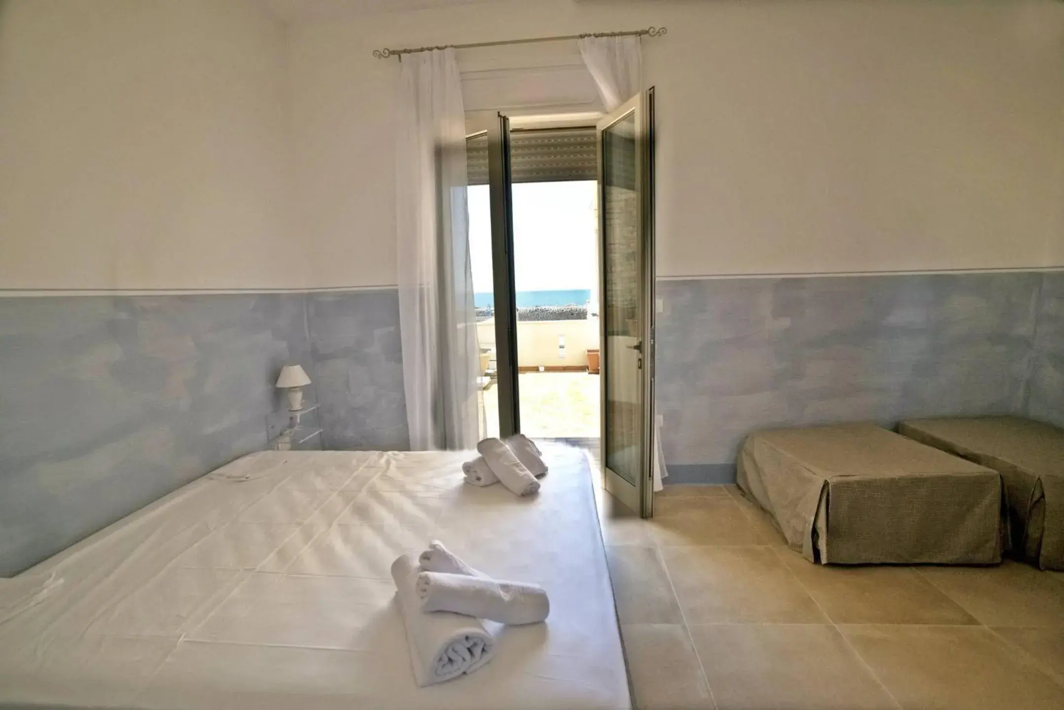 Large Double Room - single occupancy in B&B Mareggiata Large Double Room - single occupancy in B&B Mareggiata