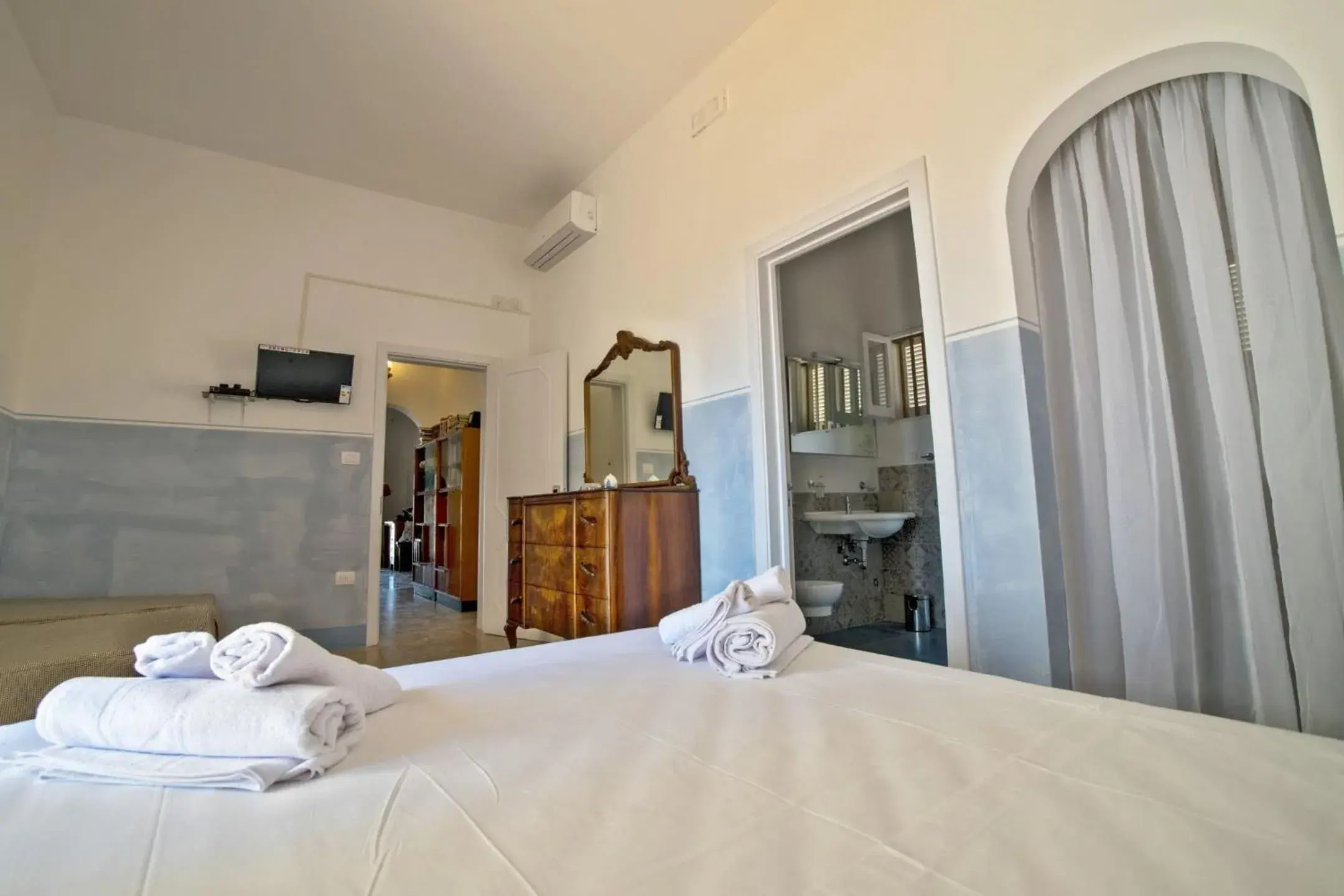 Large Double Room - single occupancy in B&B Mareggiata Large Double Room - single occupancy in B&B Mareggiata