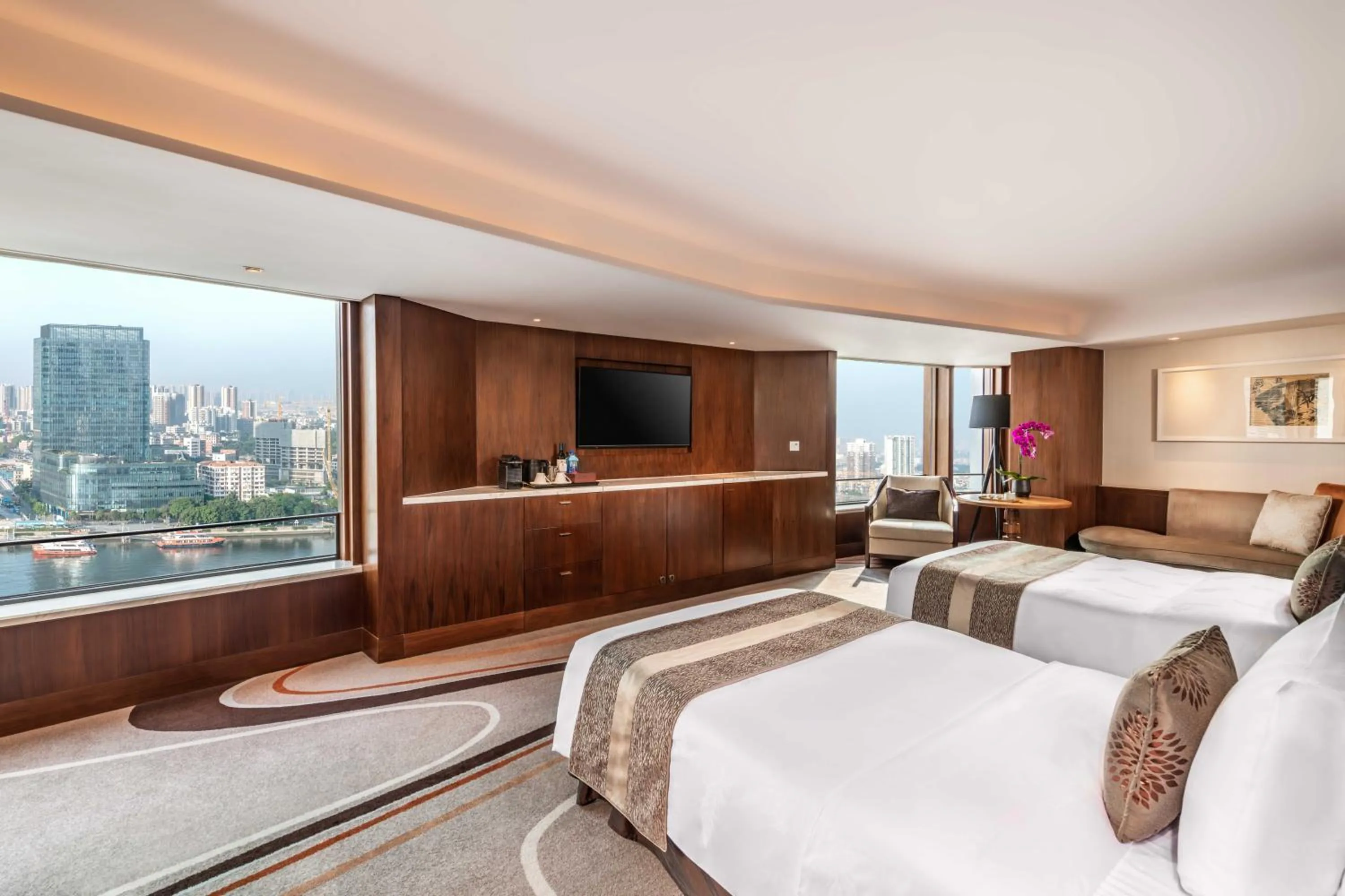 Photo of the whole room, Bed in White Swan Hotel