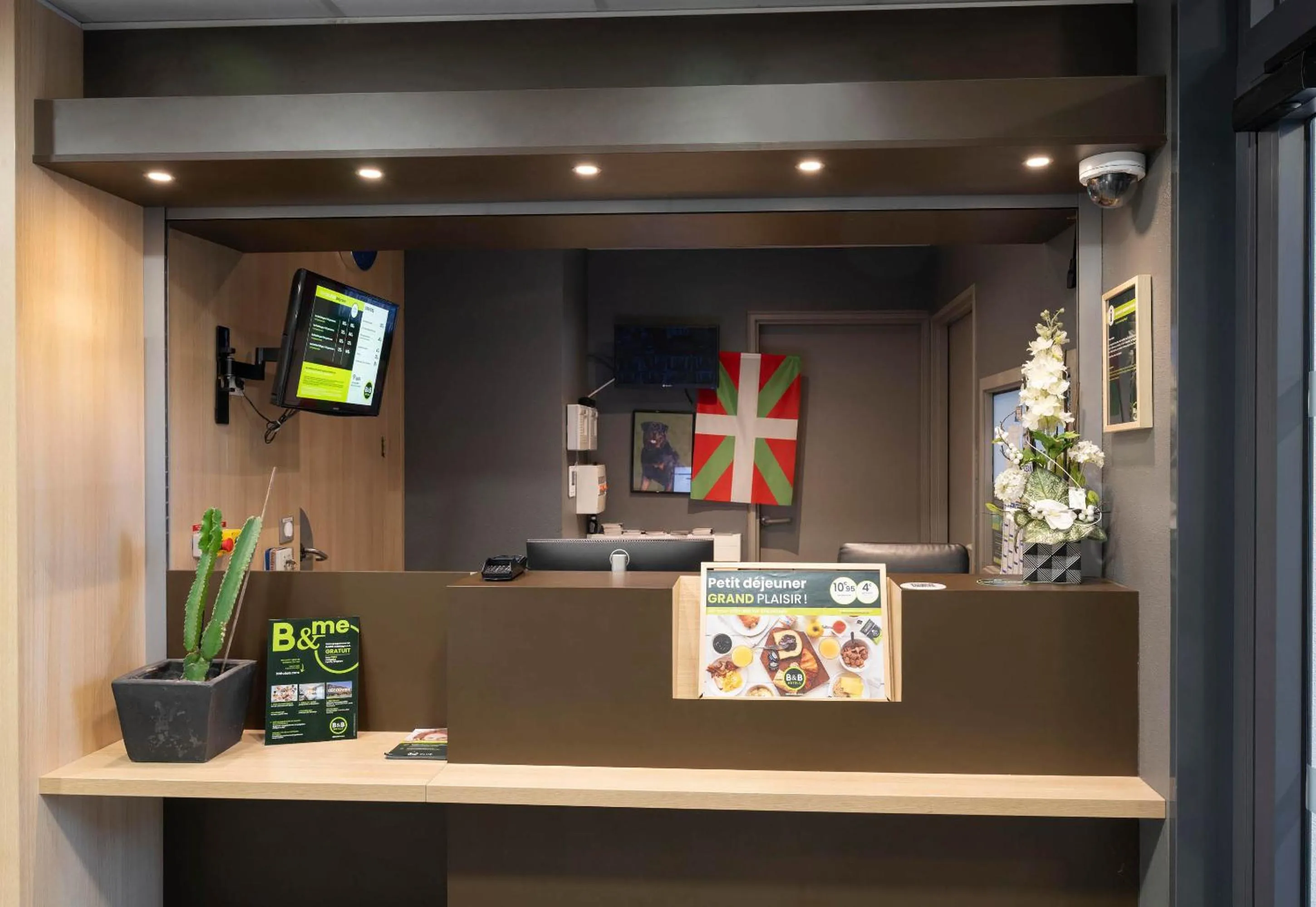 Lobby or reception in B&B HOTEL Bayonne Tarnos