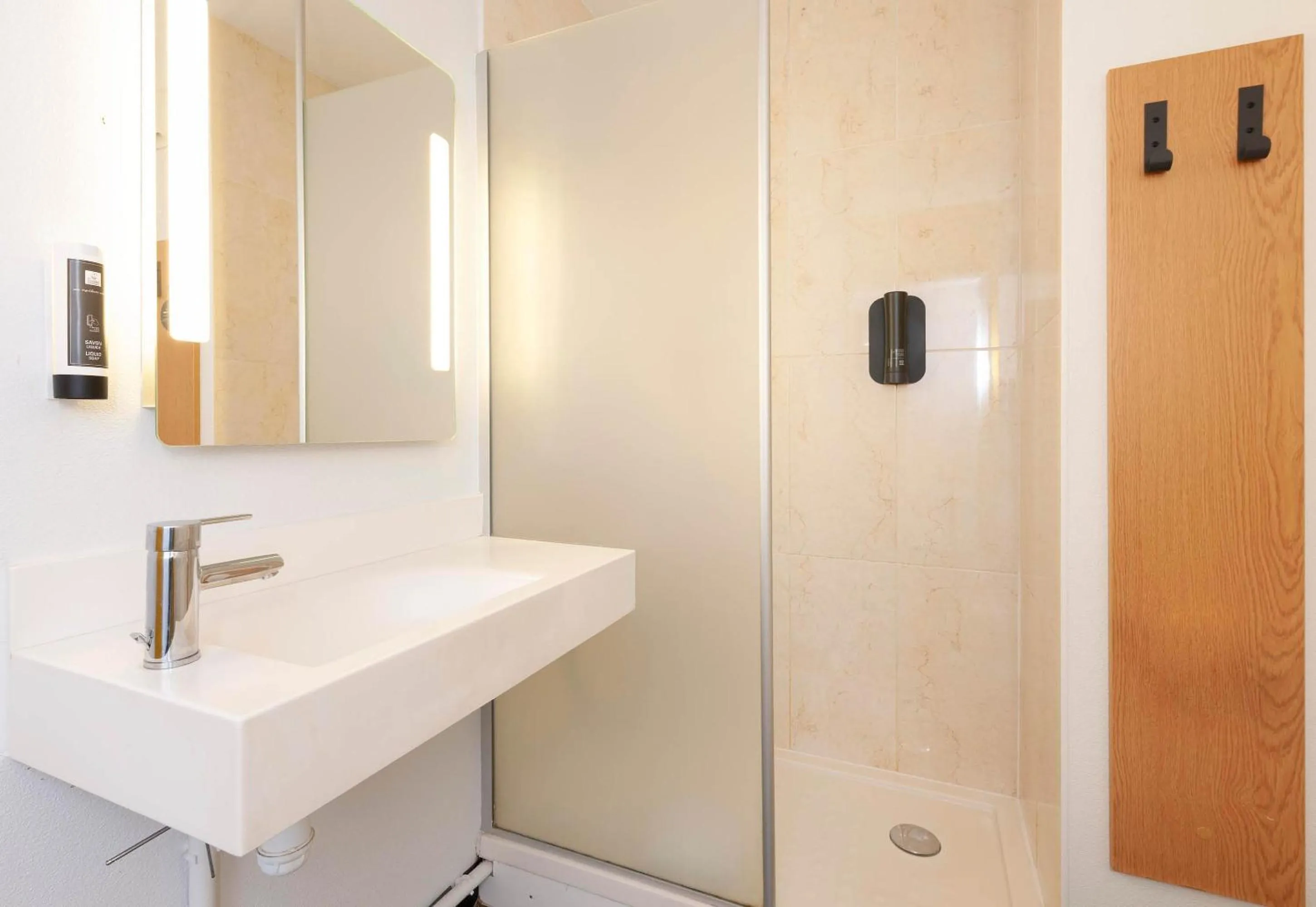 Bathroom in B&B HOTEL Bayonne Tarnos