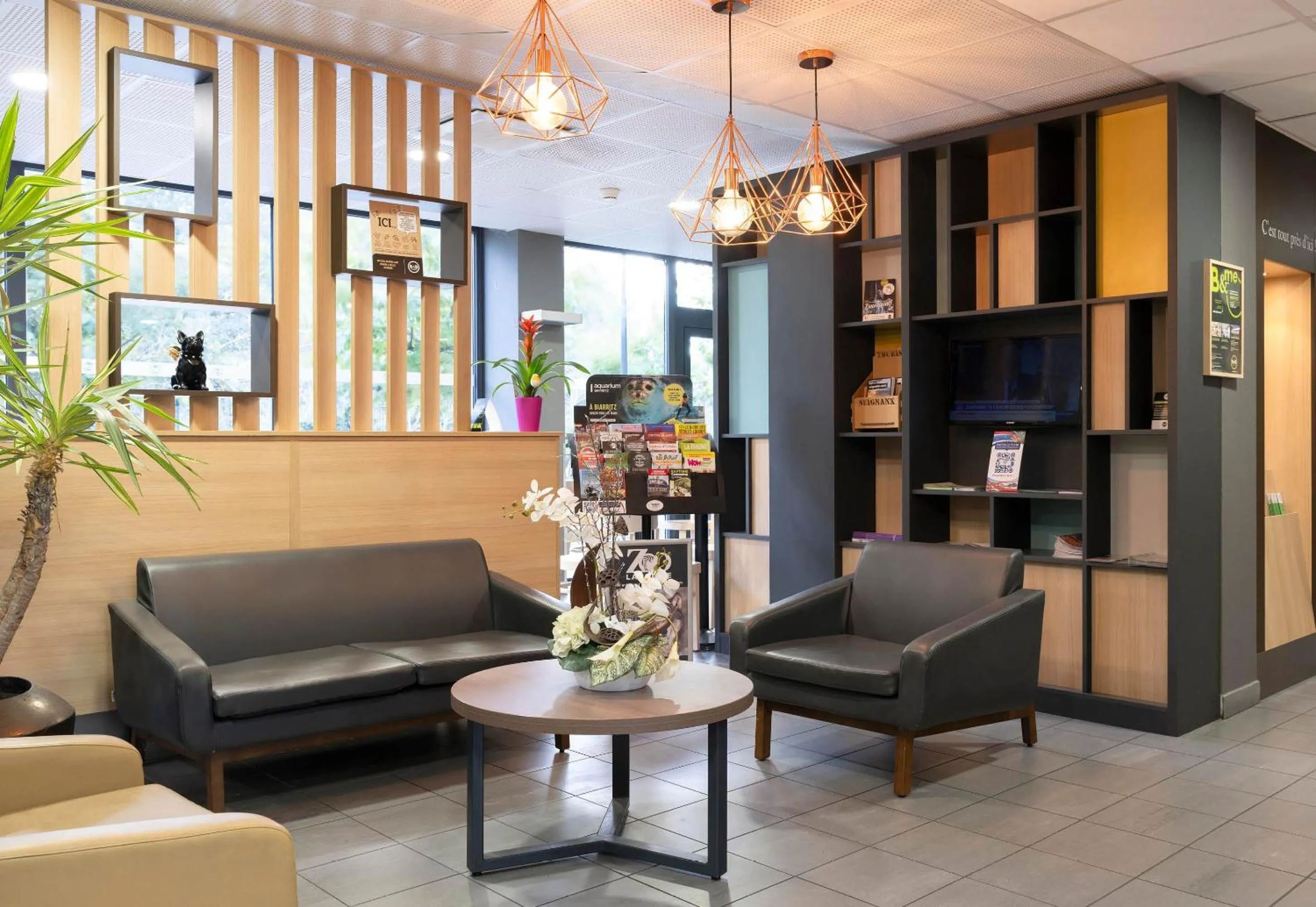 Lobby or reception in B&B HOTEL Bayonne Tarnos