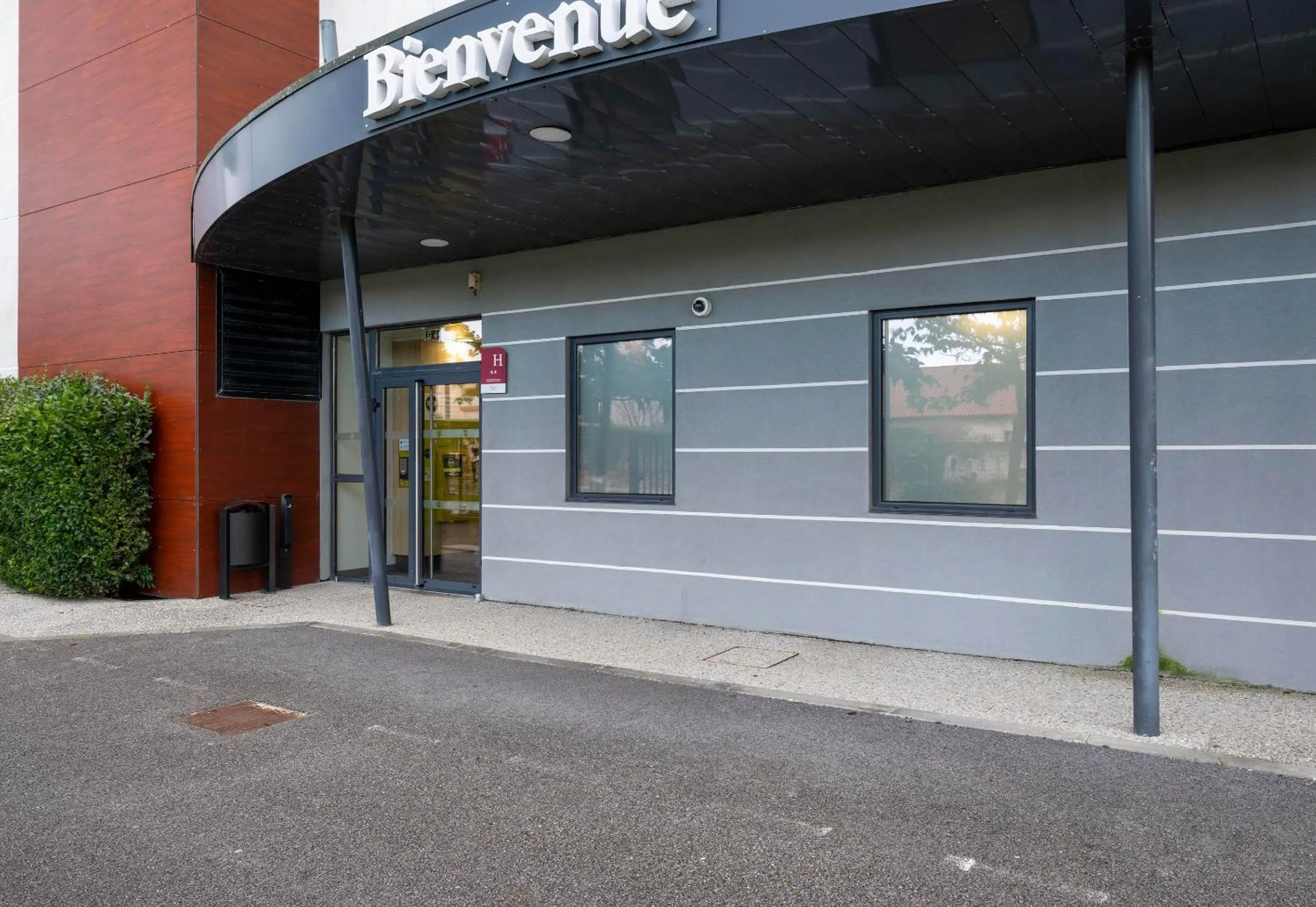 Facade/entrance in B&B HOTEL Bayonne Tarnos