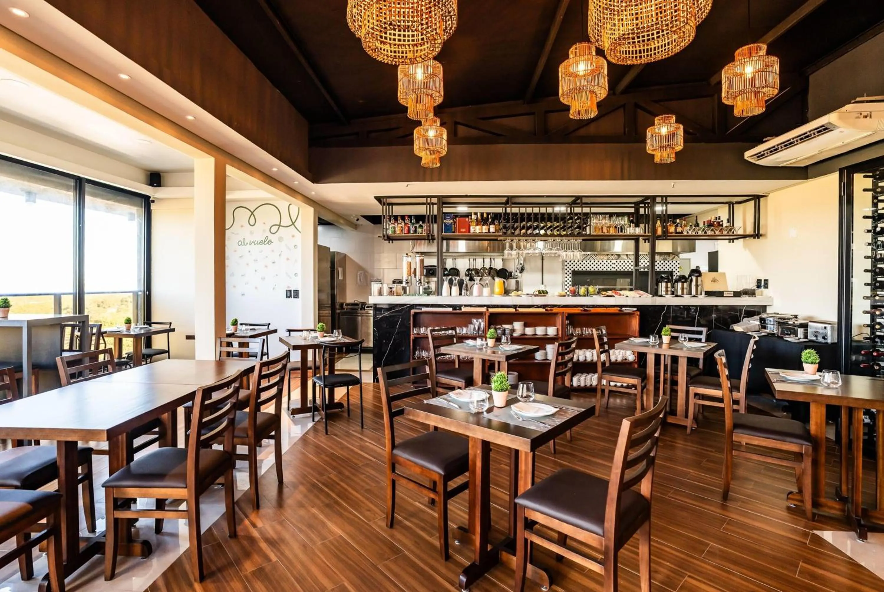 Restaurant/places to eat in Ramada Suites by Wyndham Asuncion Aeropuerto