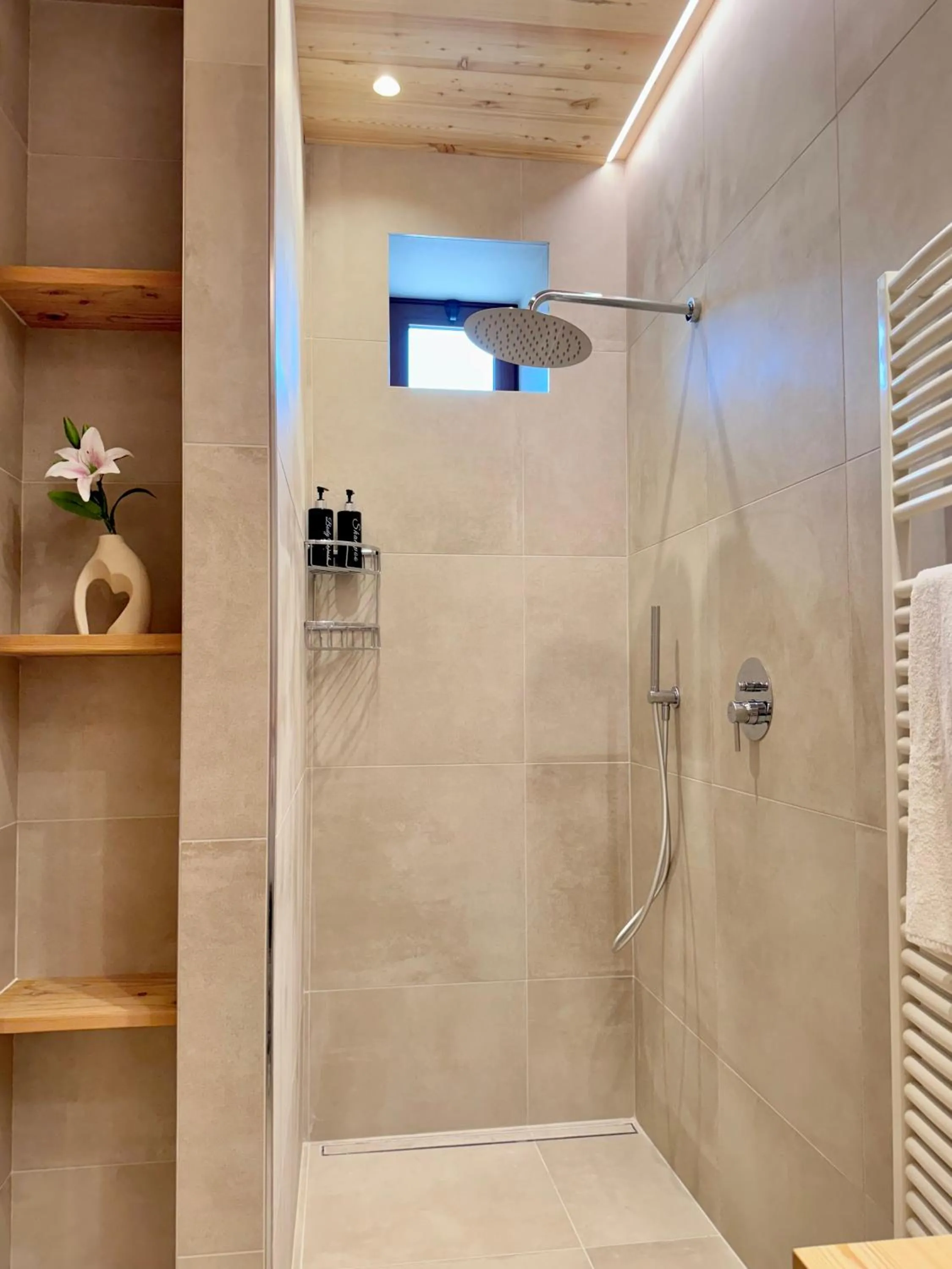 Shower in Villa Ginevra Resort Agrituristico