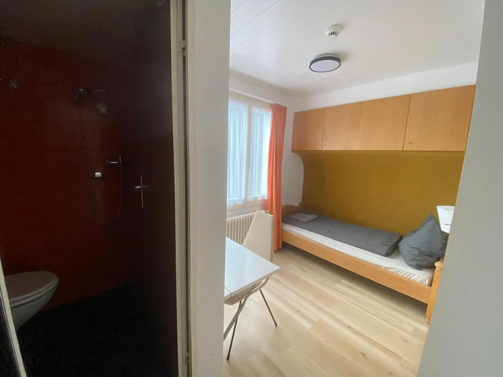 Single Room with Private Bathroom - single occupancy in Adrenalin Backpackers Hotel Single Room with Private Bathroom - single occupancy in Adrenalin Backpackers Hotel