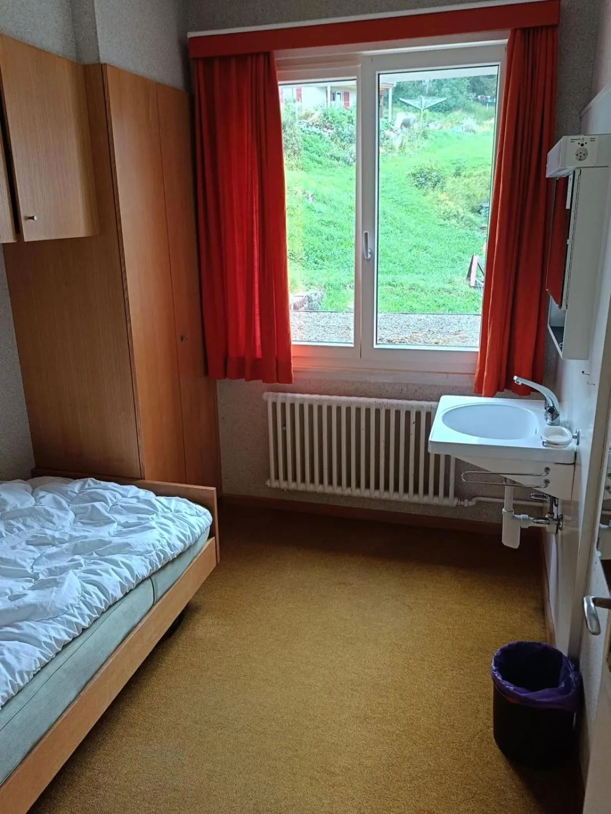 Standard Single Room with Shared Bathroom - single occupancy in Adrenalin Backpackers Hotel