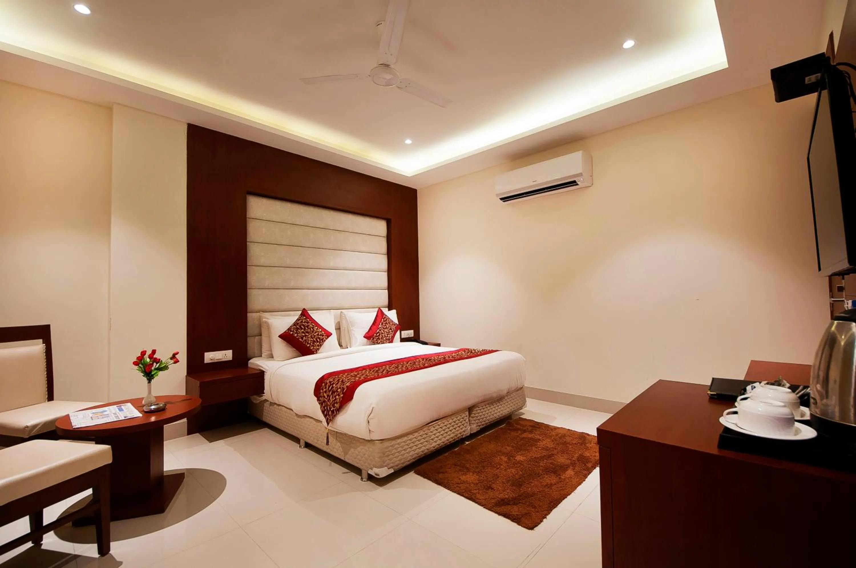 Superior King Room in Hotel Z Suites Delhi Airport Mahipalpur- FREE Airport Pickup & Drop