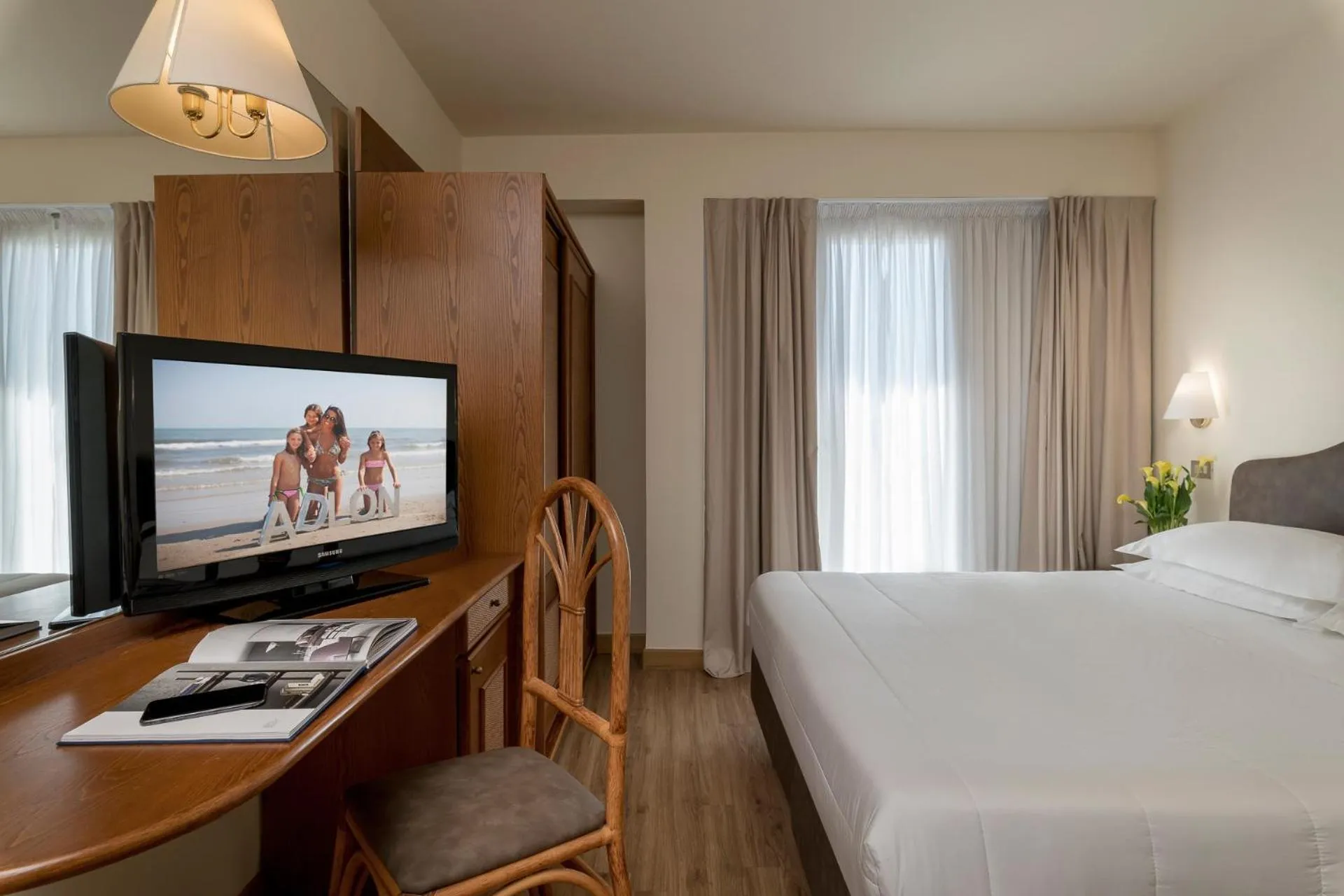 TV and multimedia, Bed in Hotel Adlon - FRONTE MARE