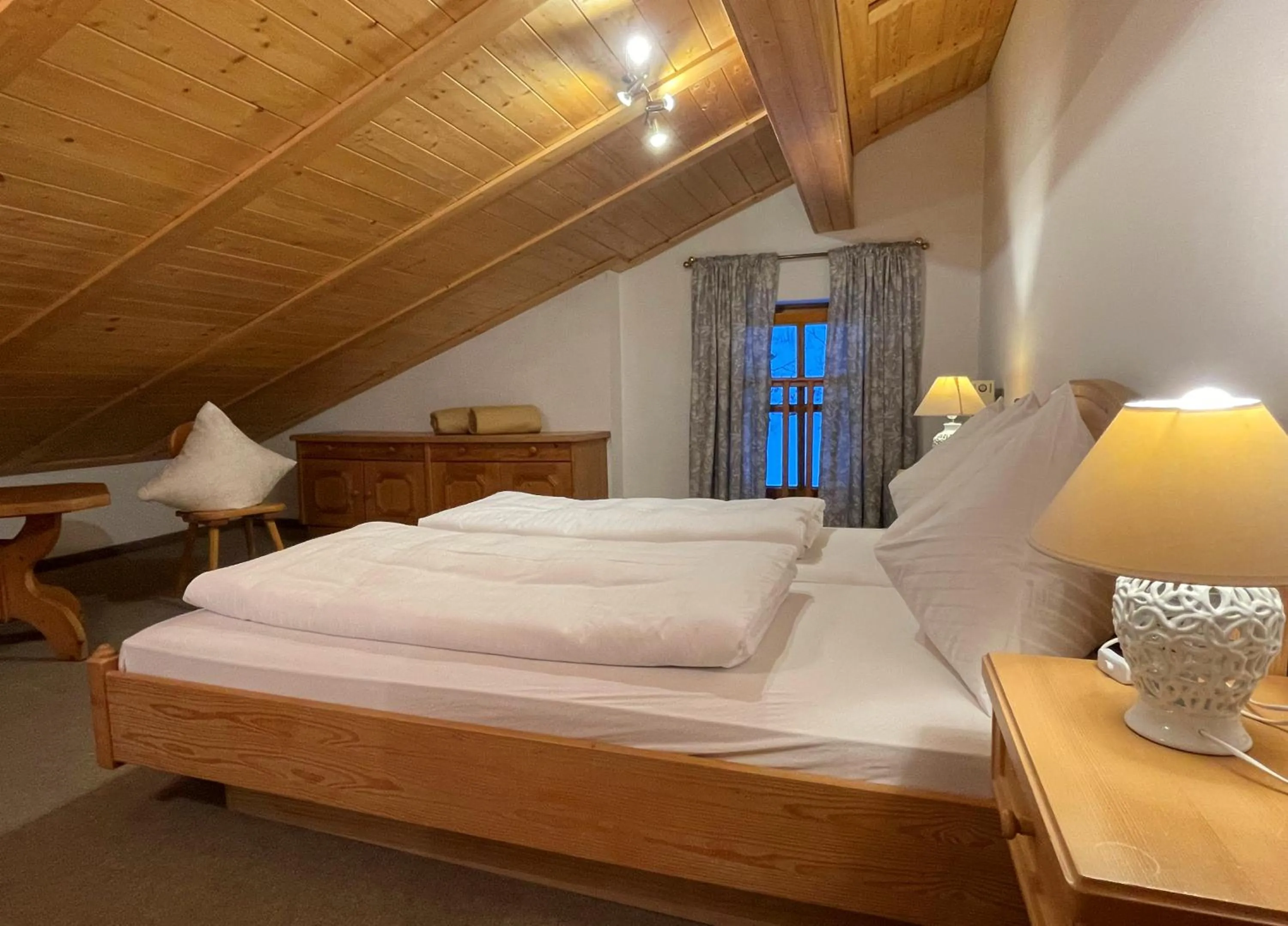 Photo of the whole room, Bed in Chalet Zauberflöte