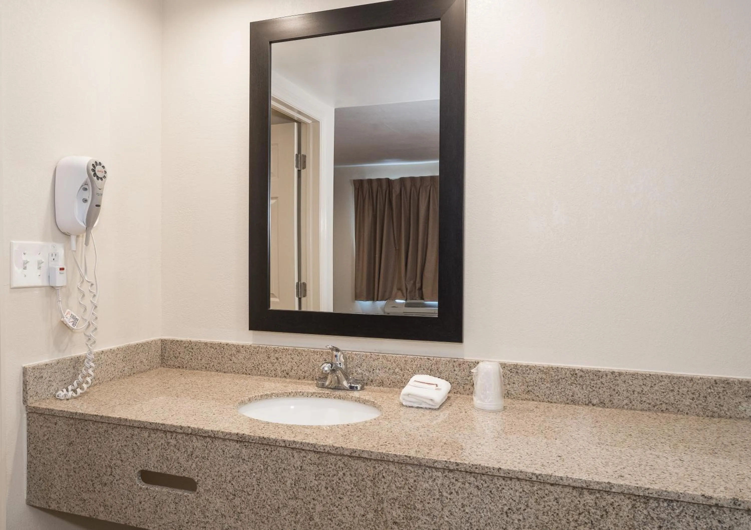 Bathroom in Red Roof Inn Wildwood – Cape May/Rio Grande
