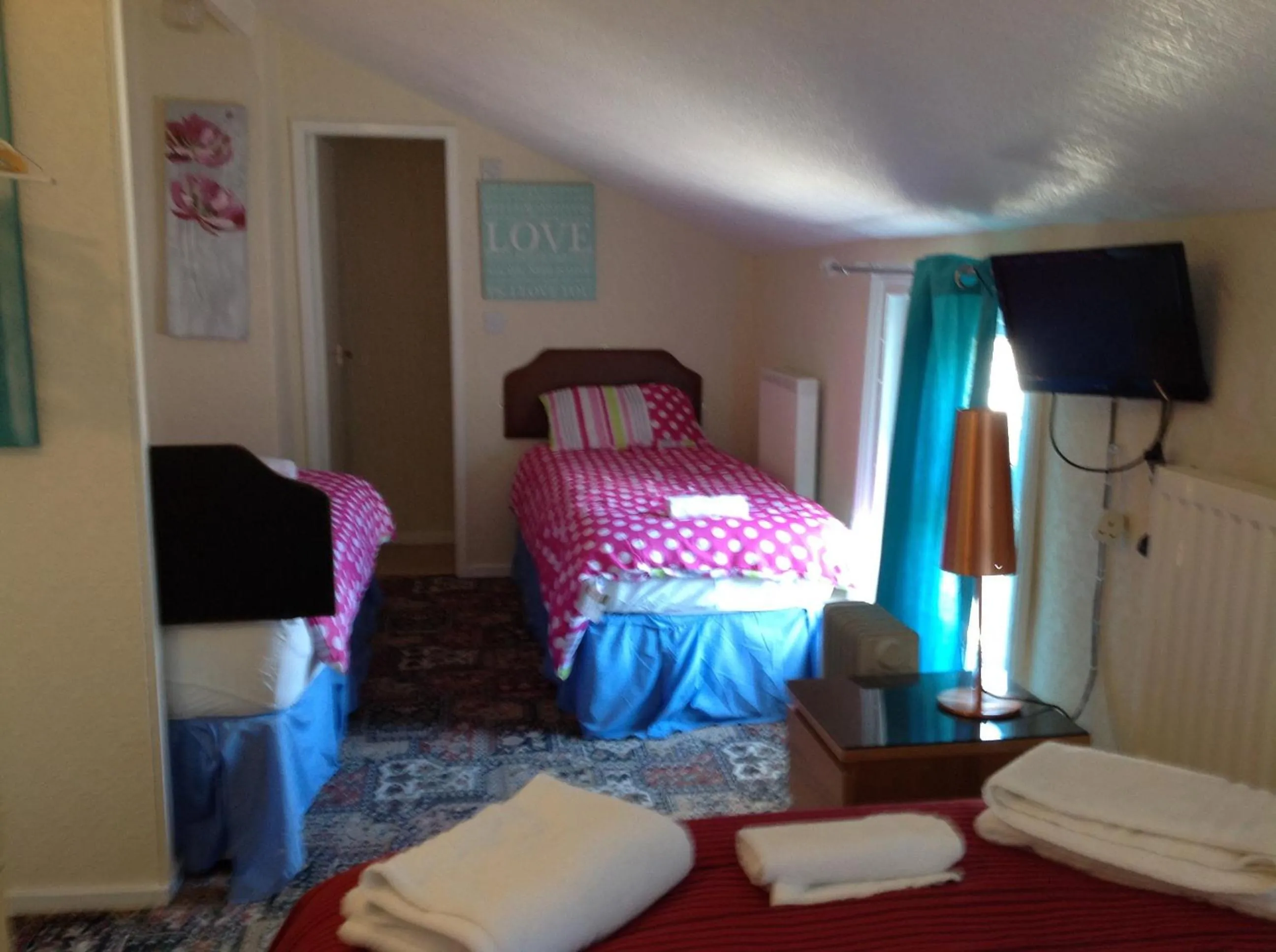 Bedroom, Bed in Cowley Hotel