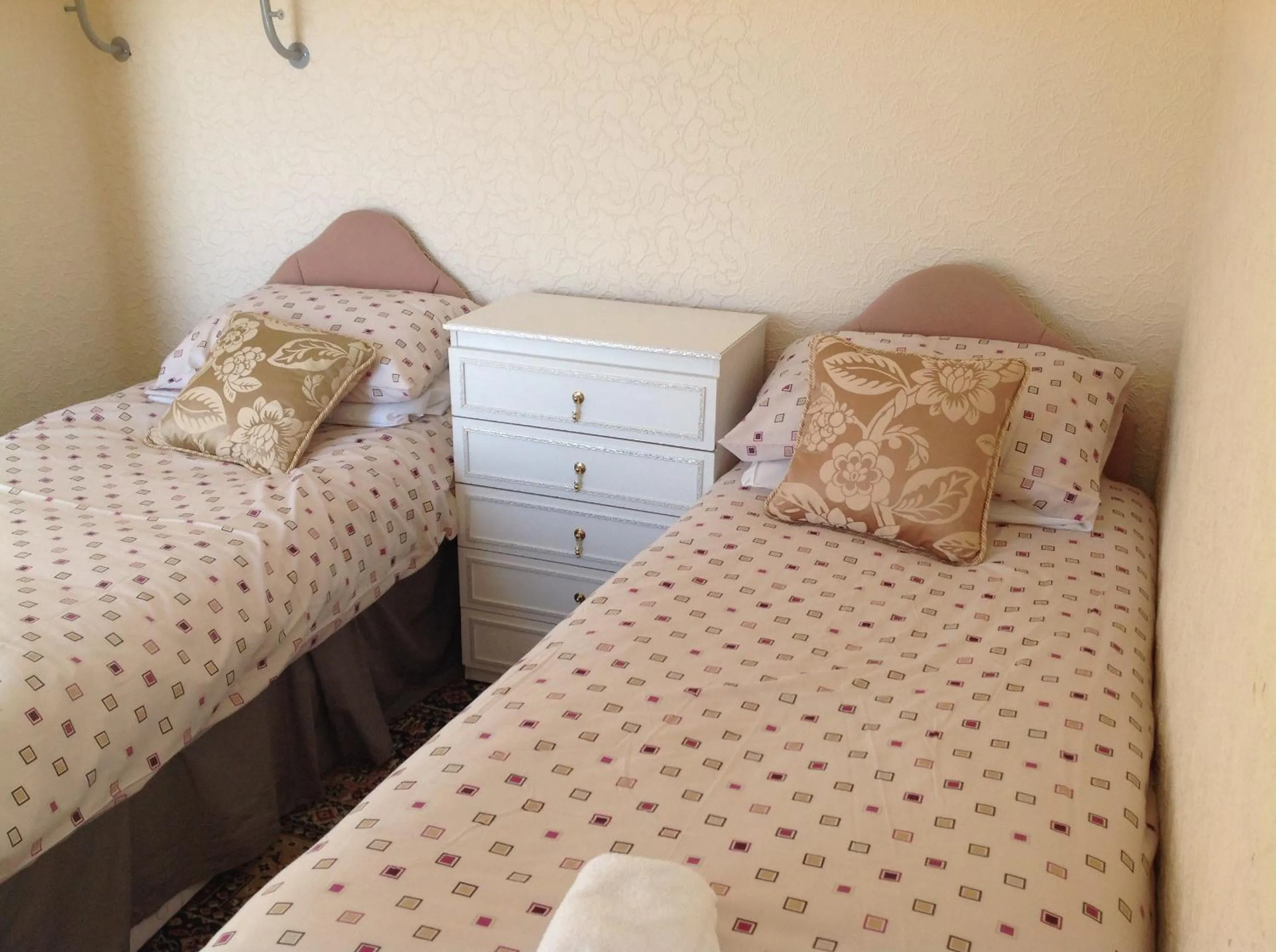 Bedroom, Bed in Cowley Hotel