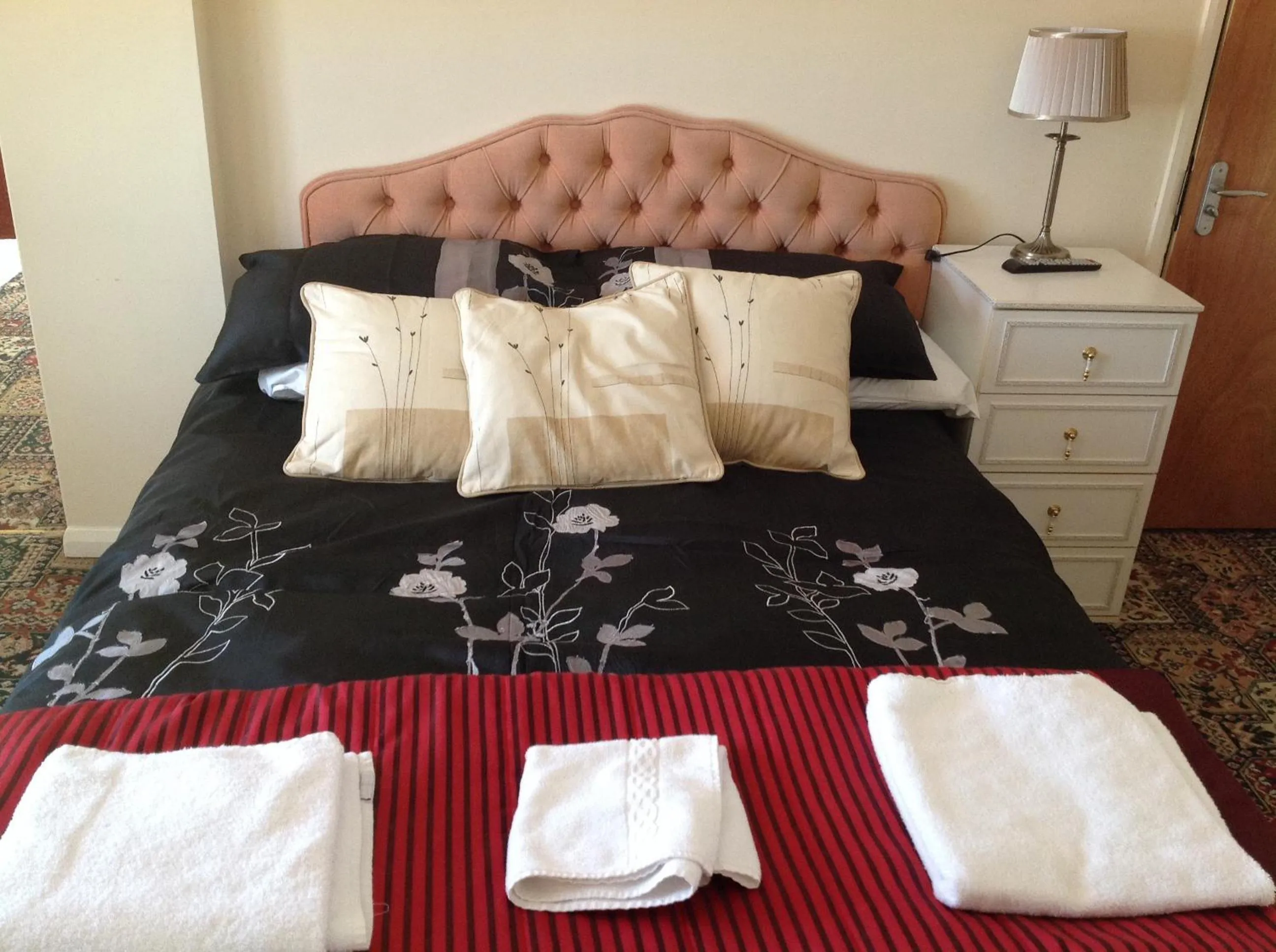 Bedroom, Bed in Cowley Hotel