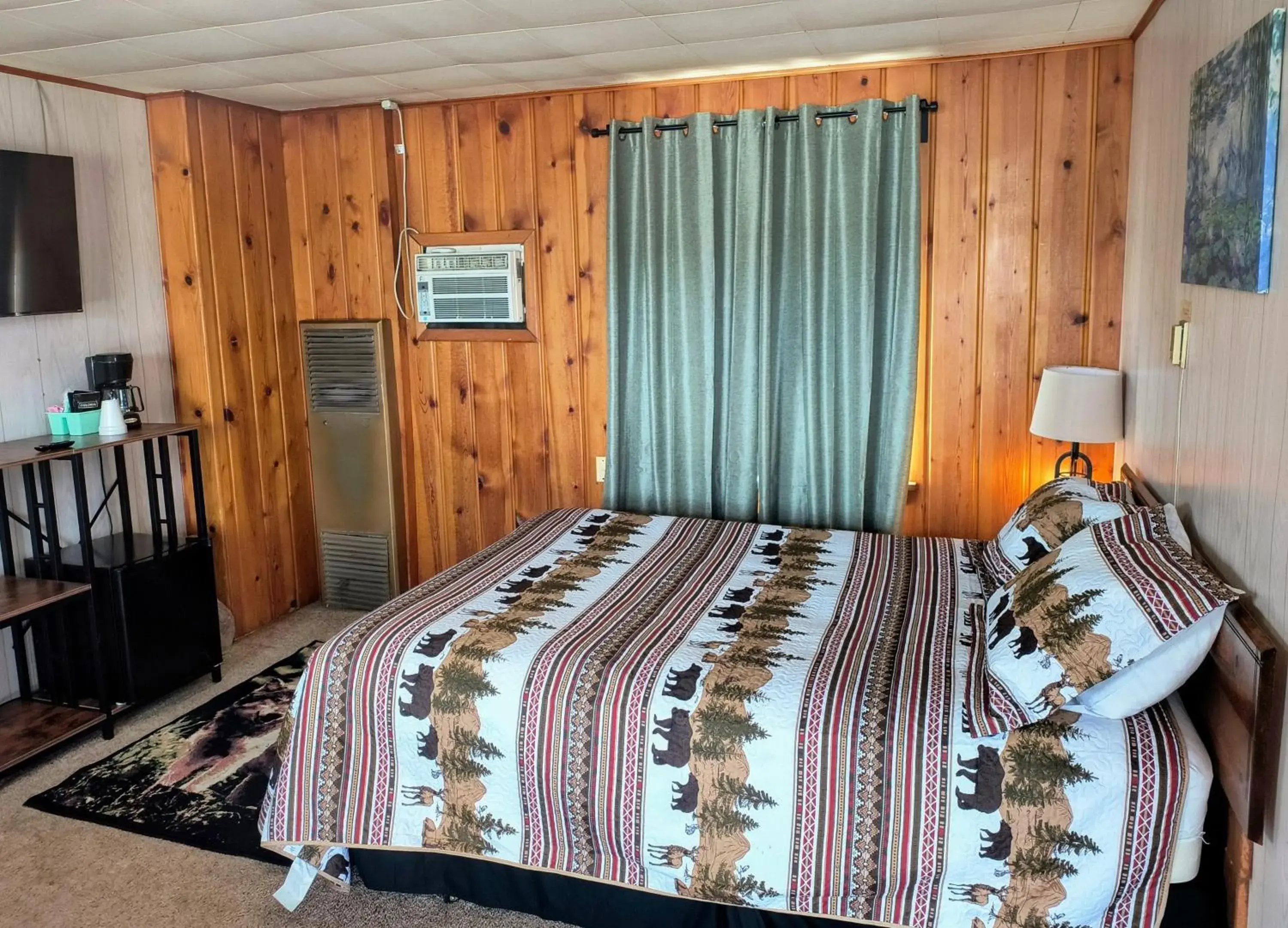 Standard Queen Room in Big Sky Motel Standard Queen Room in Big Sky Motel