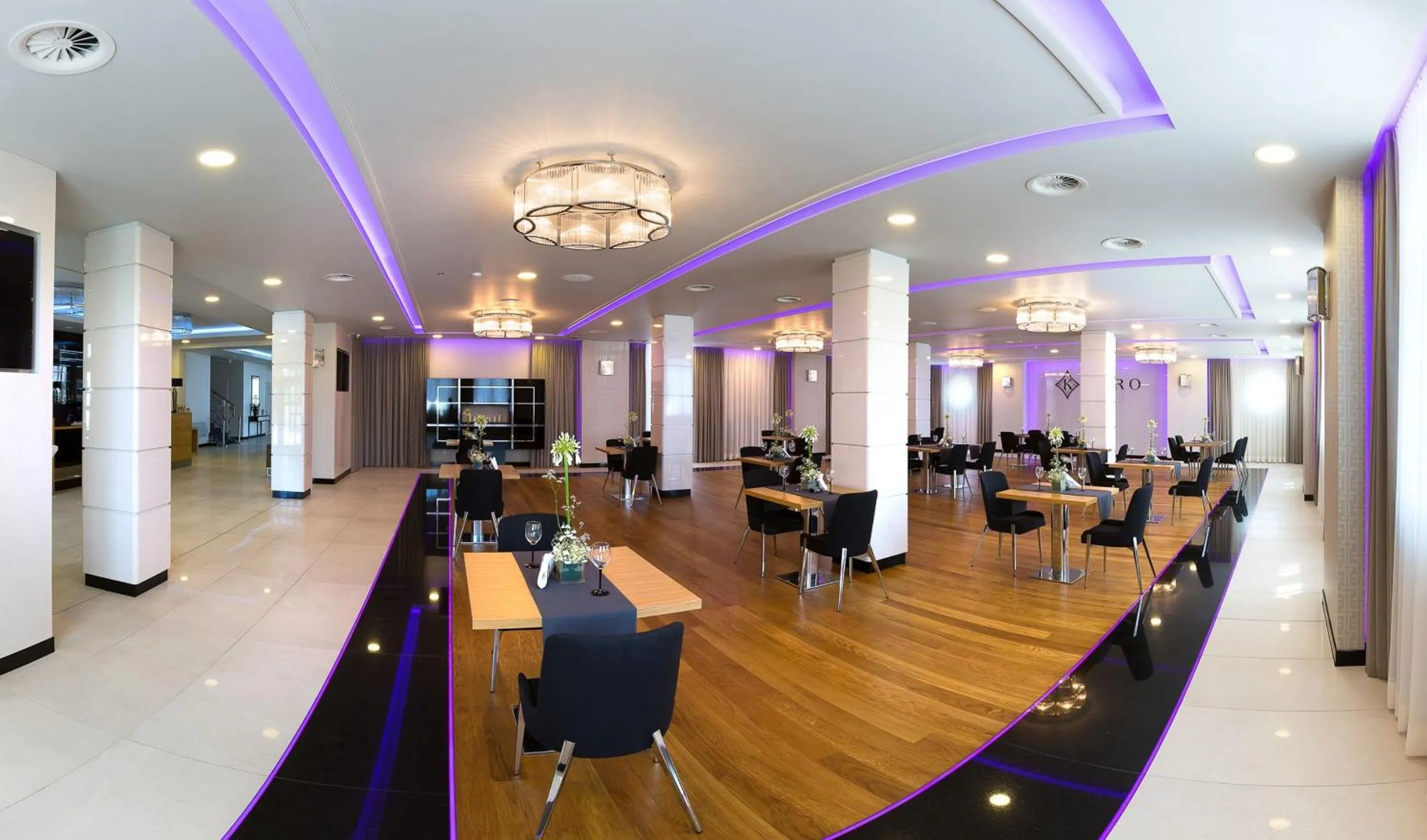 Restaurant/places to eat in Hotel KARO