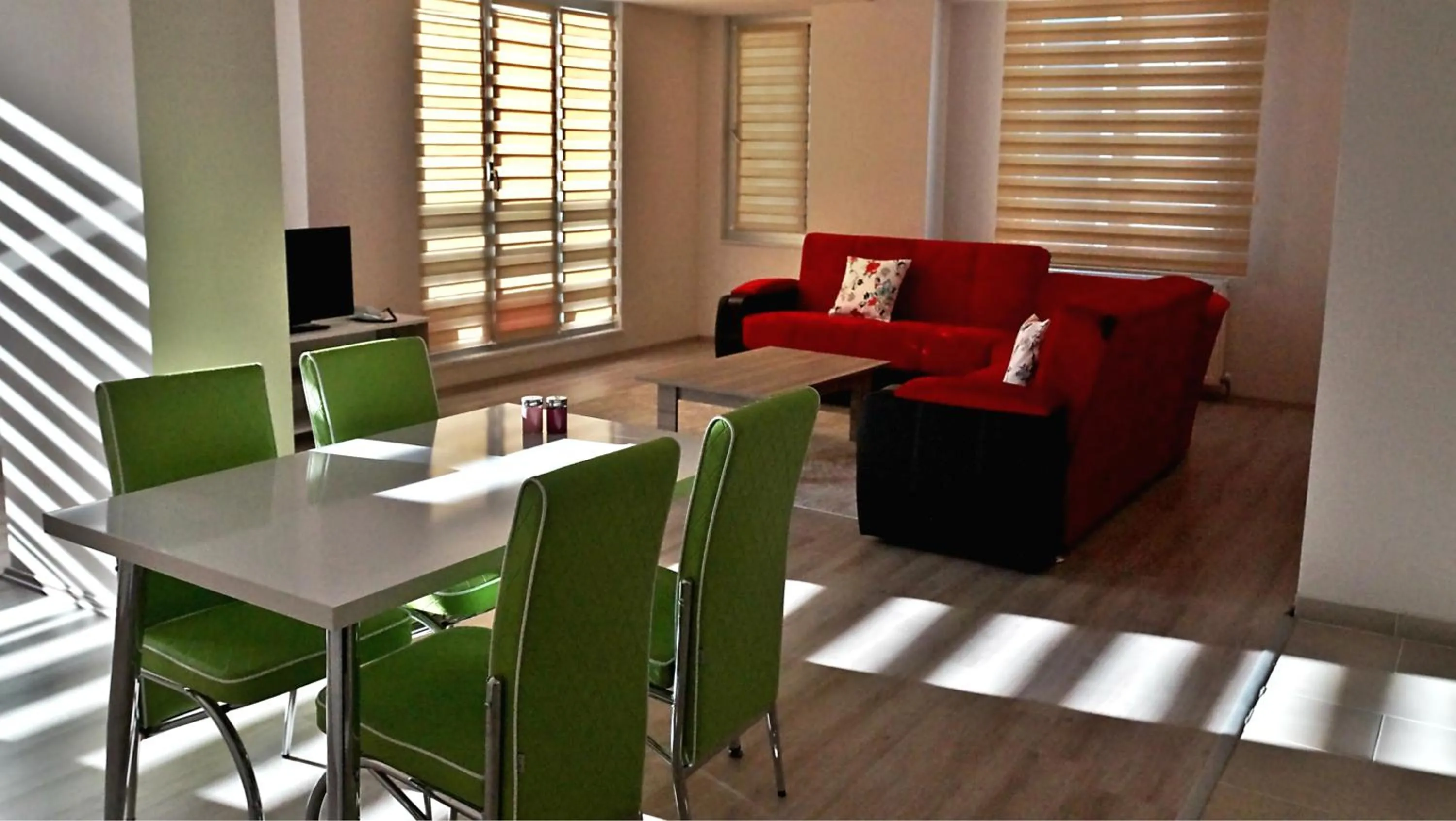 Photo of the whole room in Hayat Home Suite