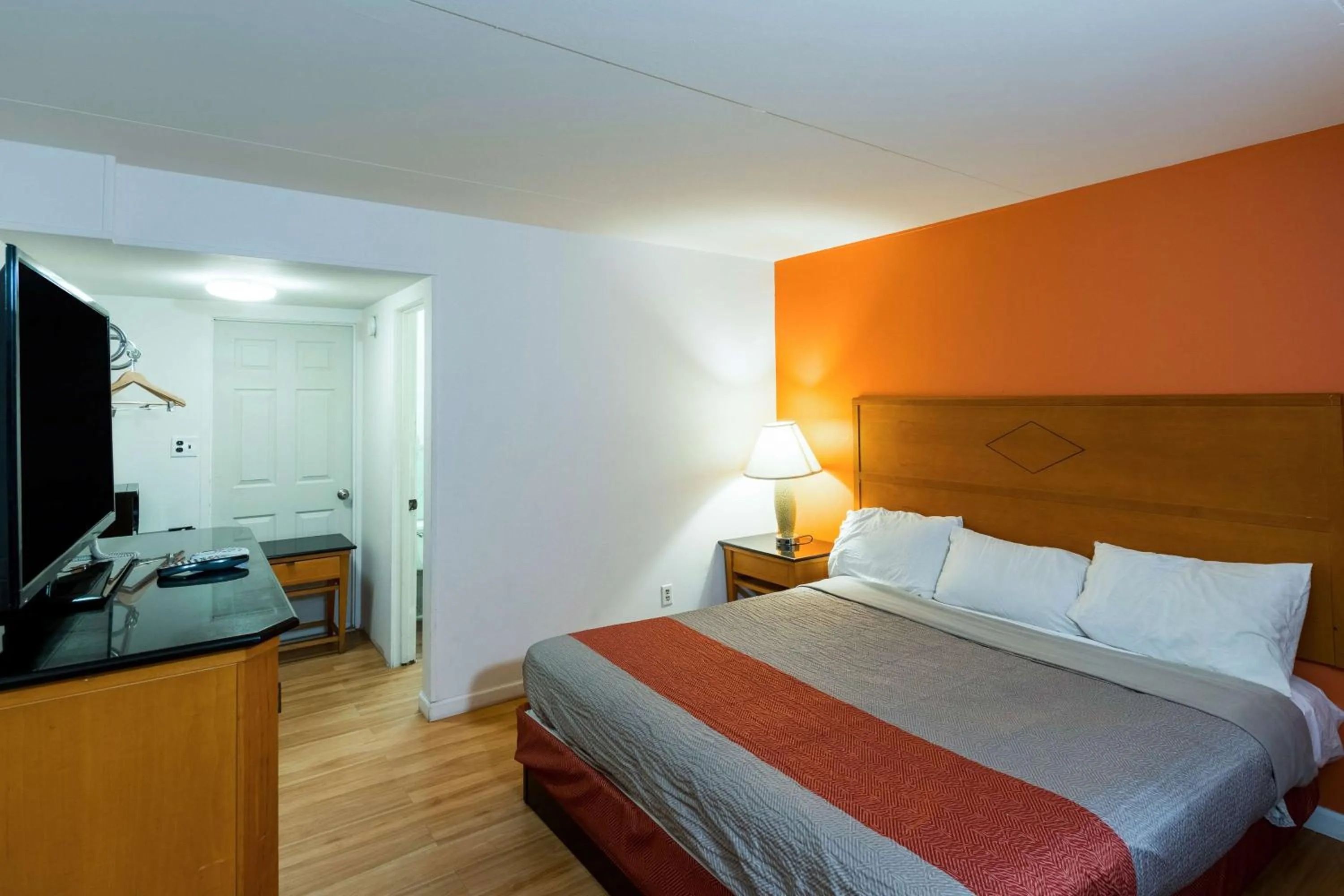 Photo of the whole room in Flamingo Motel