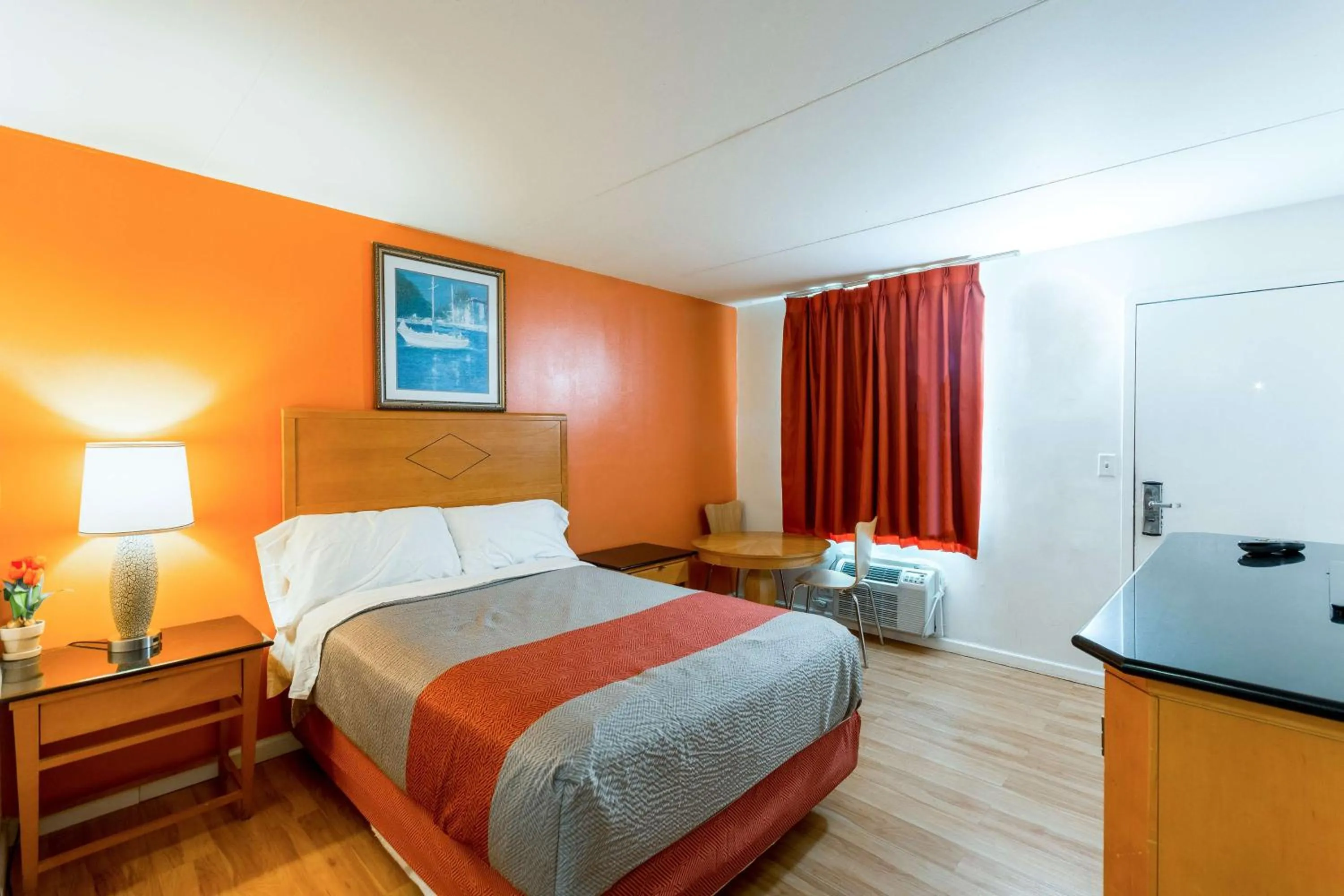 Photo of the whole room in Flamingo Motel