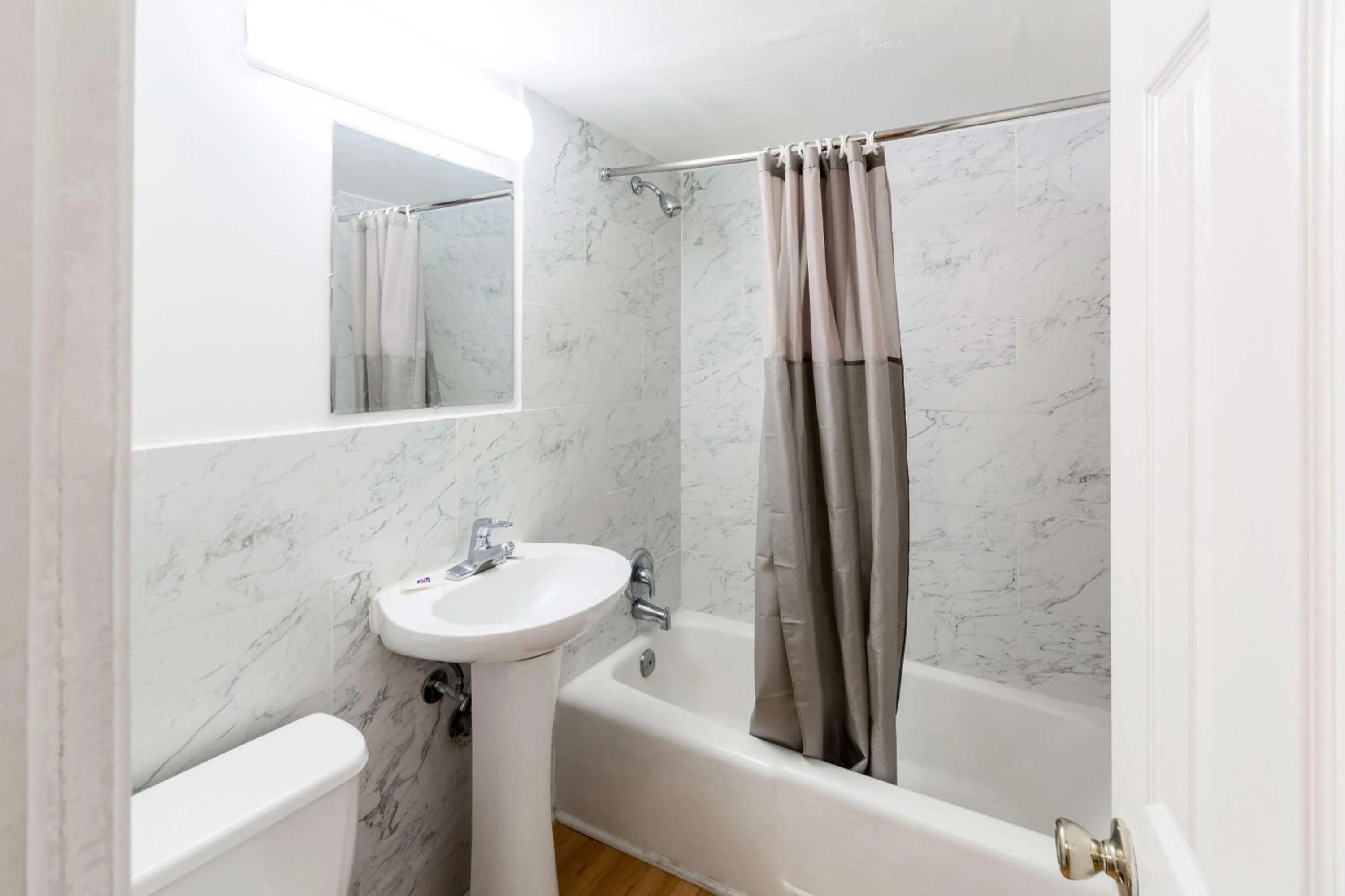 Photo of the whole room in Flamingo Motel