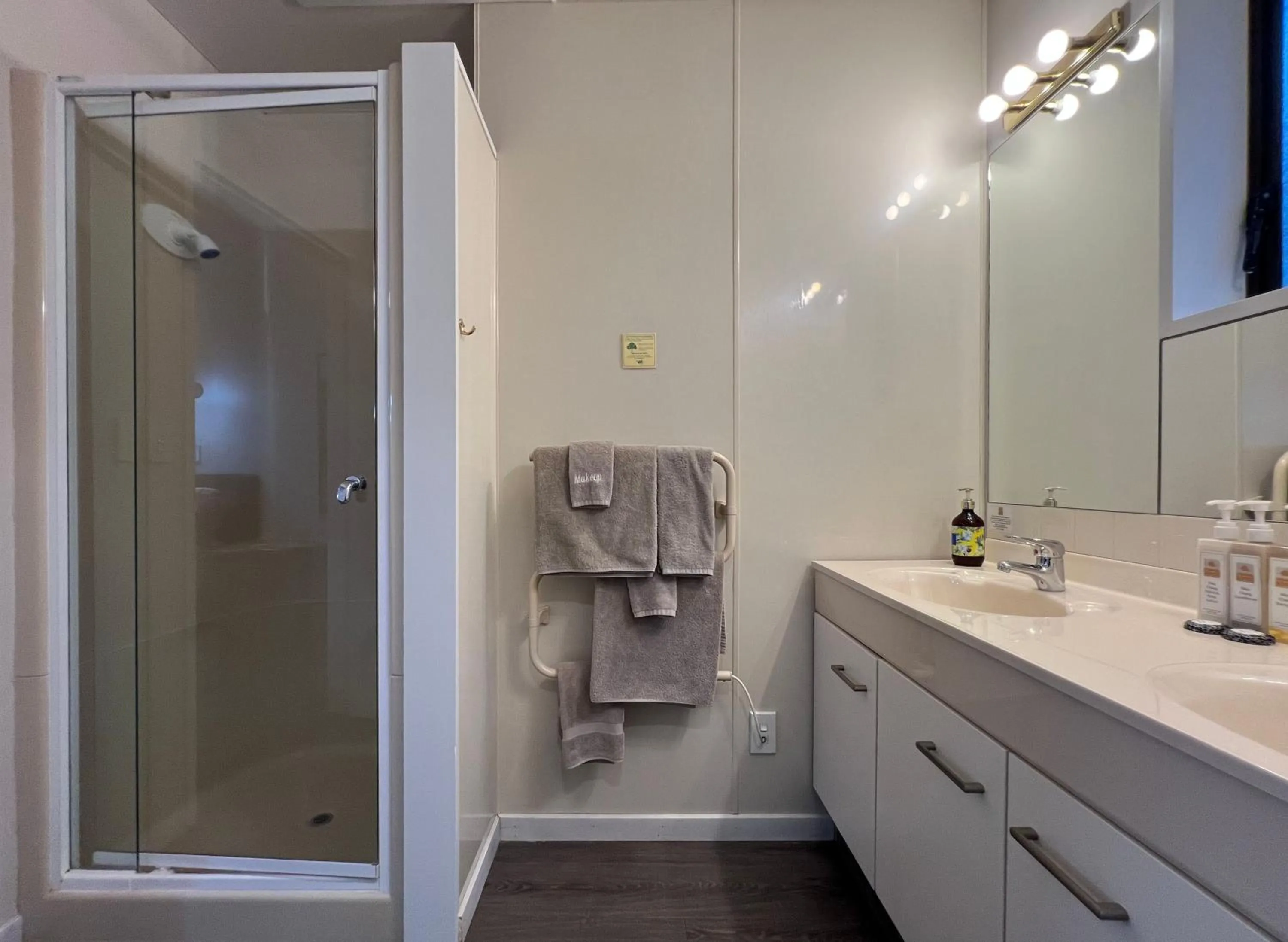 Shower in Strathern Motor Lodge