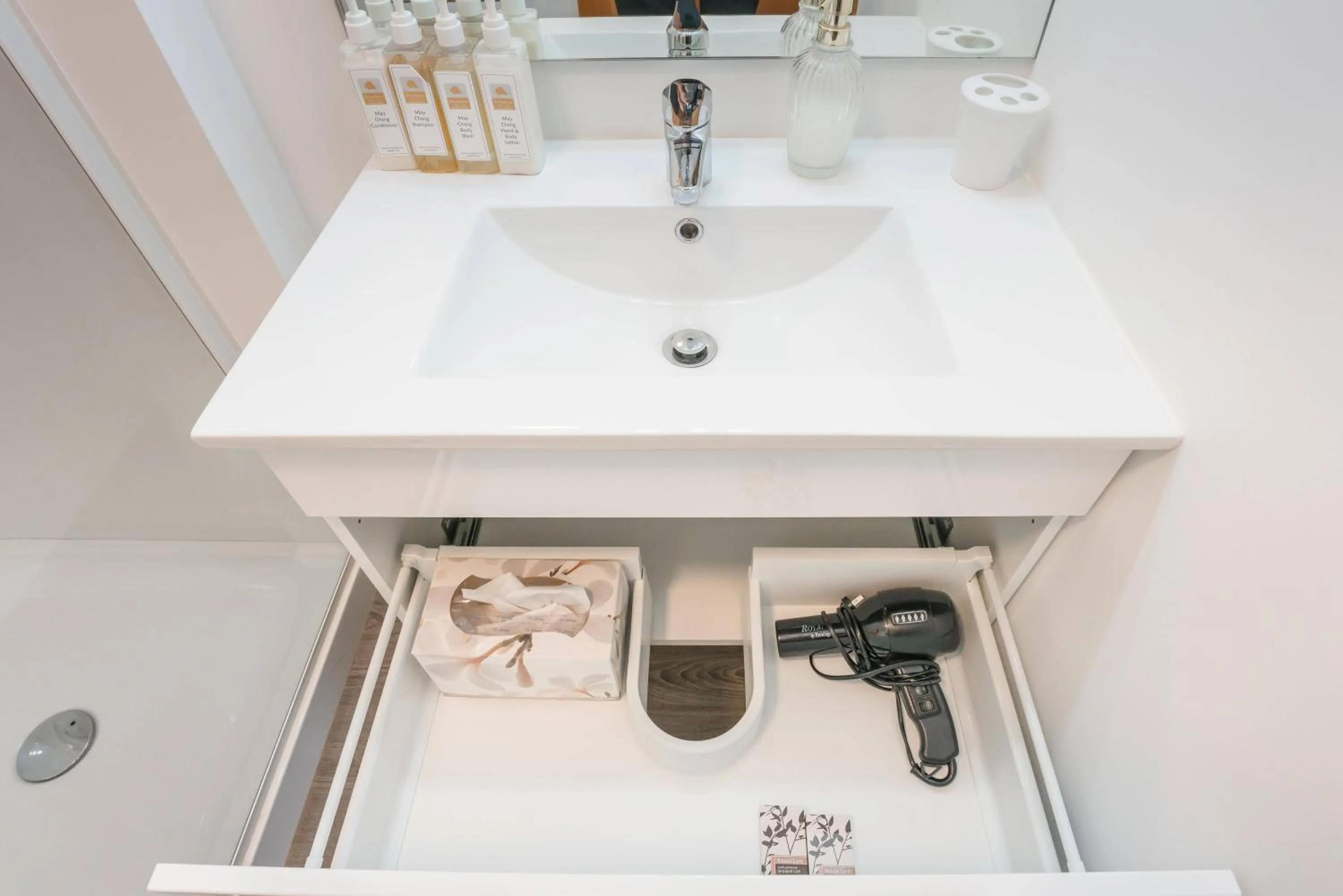 Bathroom in Strathern Motor Lodge