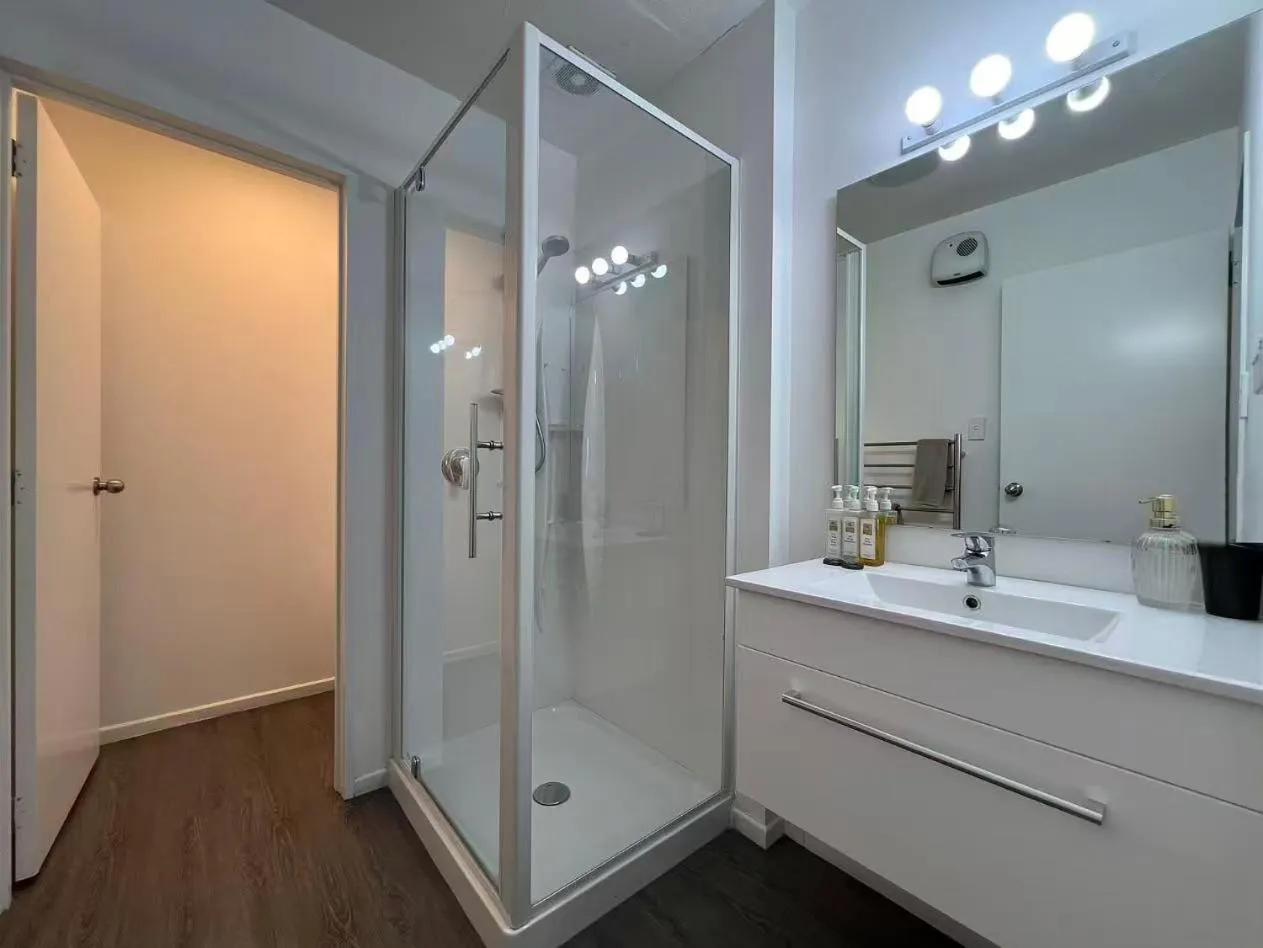 Bathroom in Strathern Motor Lodge