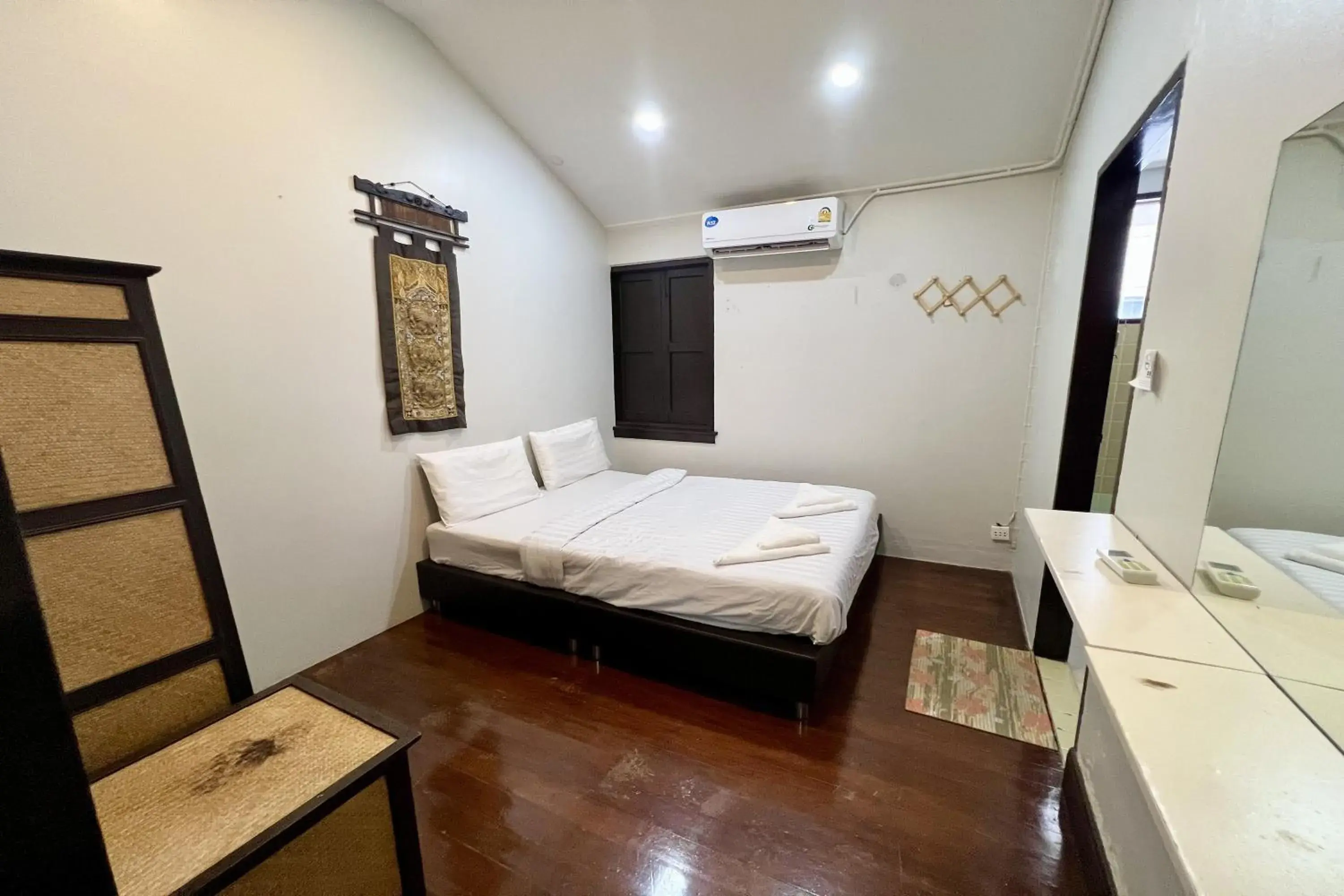 Double Room with Private Bathroom in Orchid Hostel Near Bumrungrad hospital and Nana Market Double Room with Private Bathroom in Orchid Hostel Near Bumrungrad hospital and Nana Market