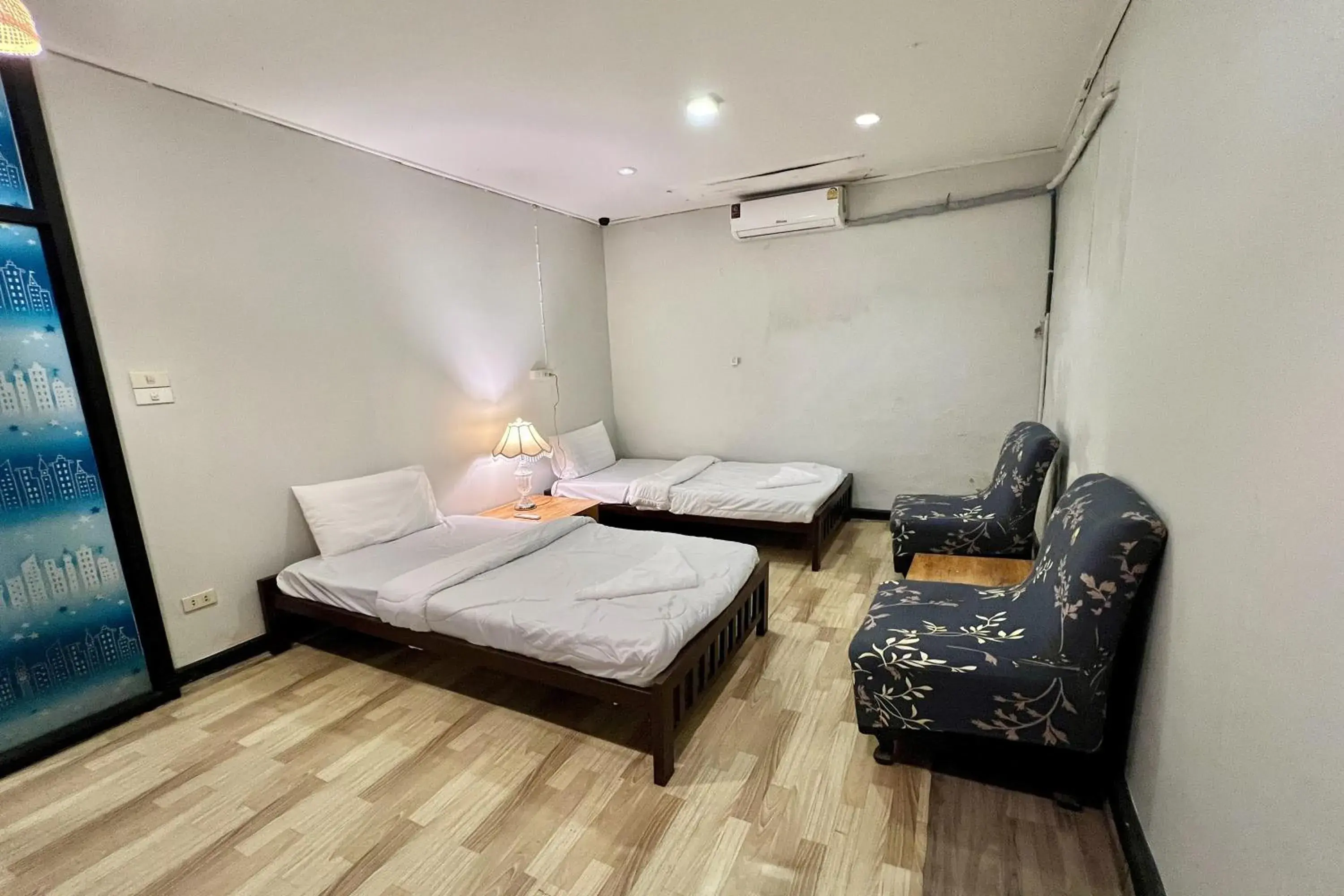 Twin Room with Private Bathroom in Orchid Hostel Near Bumrungrad hospital and Nana Market Twin Room with Private Bathroom in Orchid Hostel Near Bumrungrad hospital and Nana Market