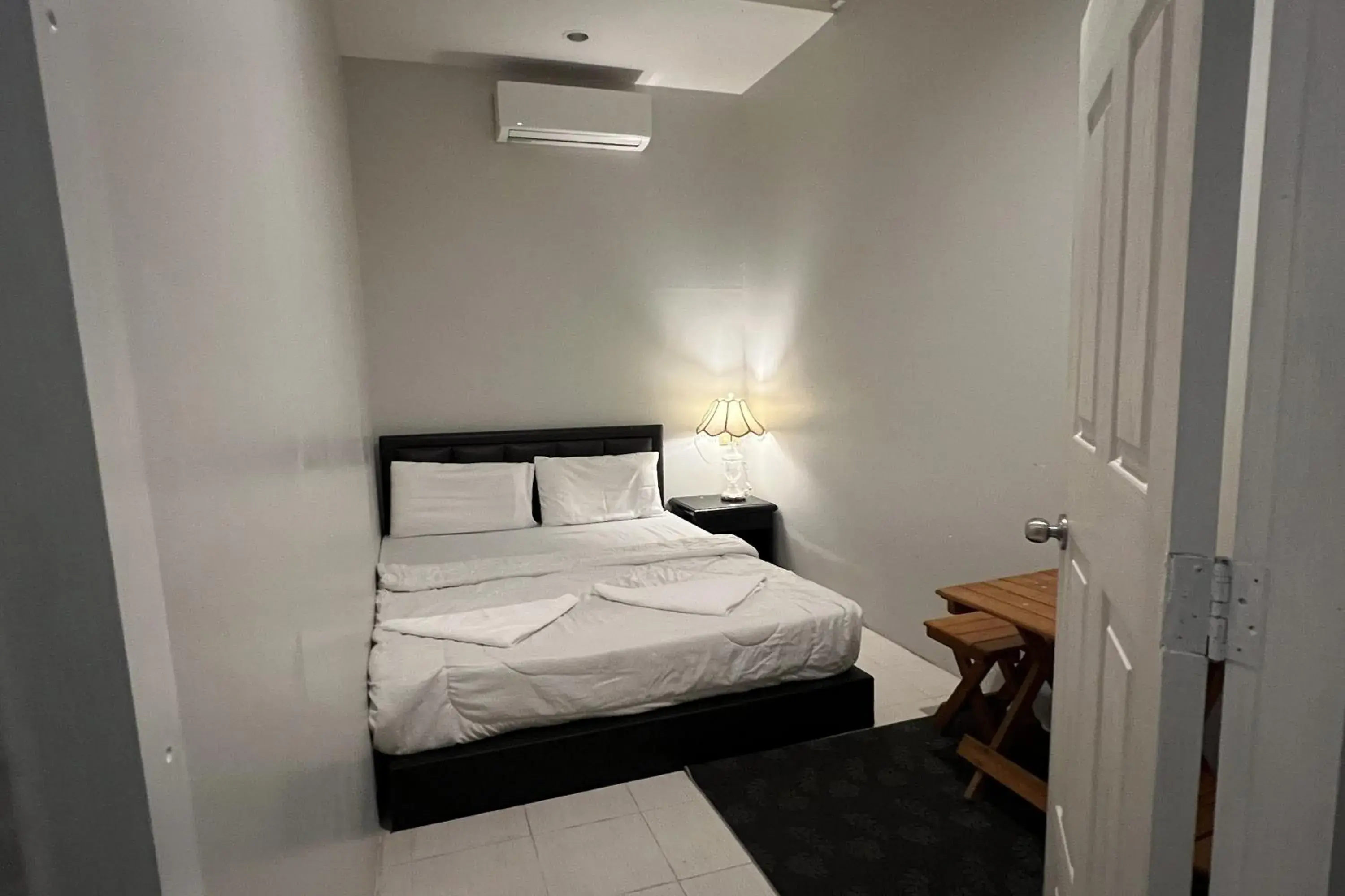 Double Room with Shared Bathroom in Orchid Hostel Near Bumrungrad hospital and Nana Market Double Room with Shared Bathroom in Orchid Hostel Near Bumrungrad hospital and Nana Market