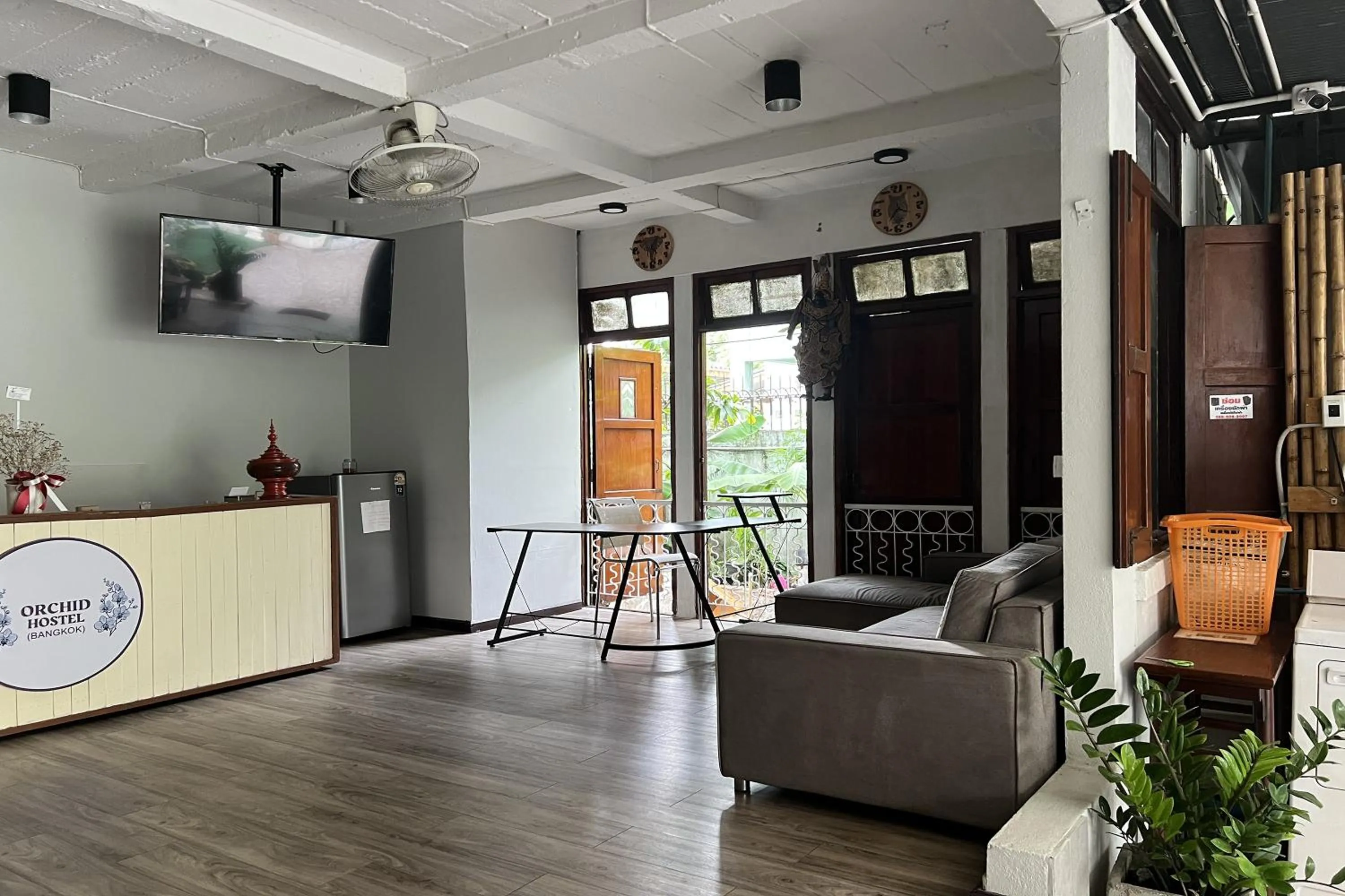 Communal lounge/ TV room in Orchid Hostel Near Bumrungrad hospital and Nana Market