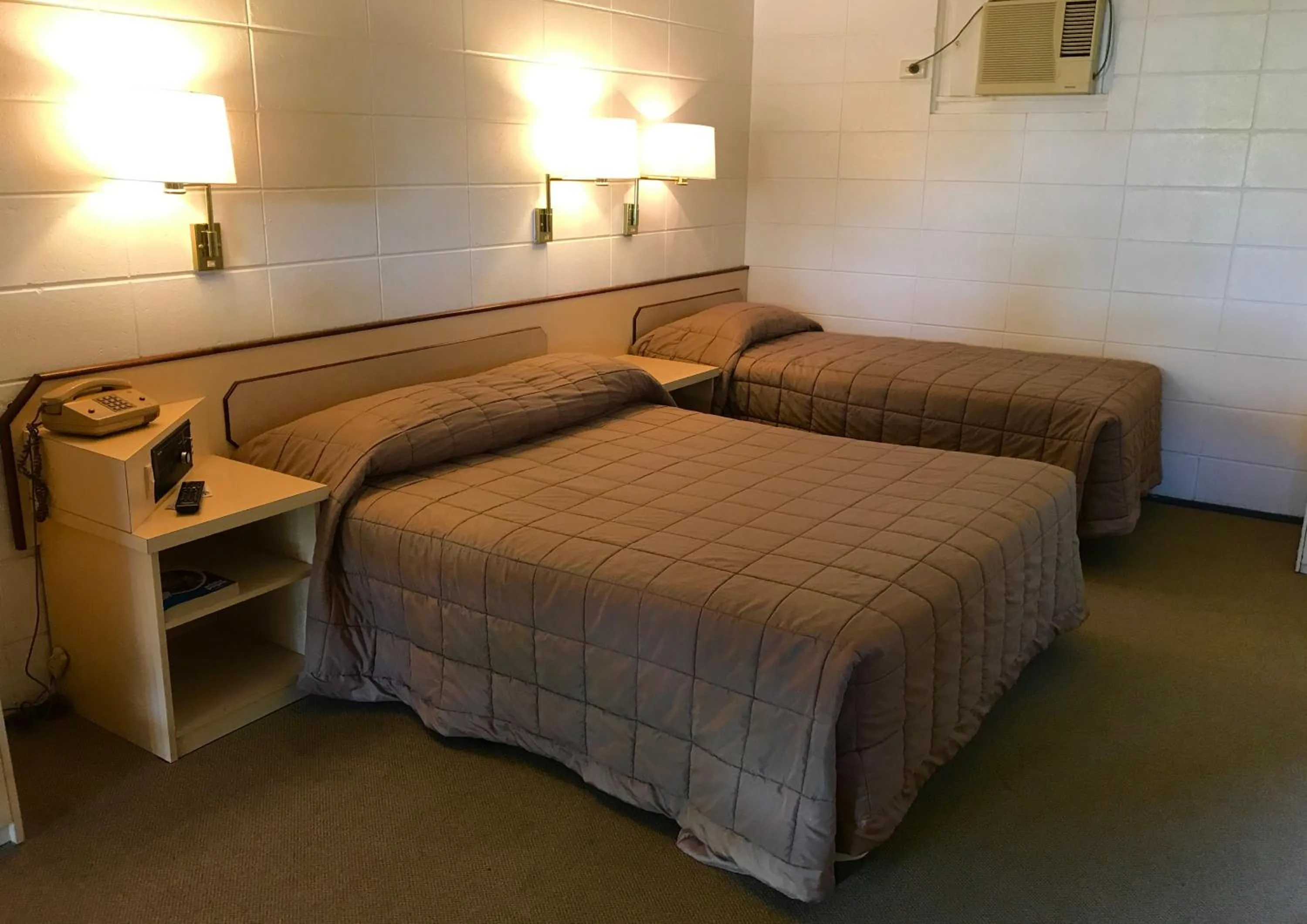 Bed in Cairns Motor Inn