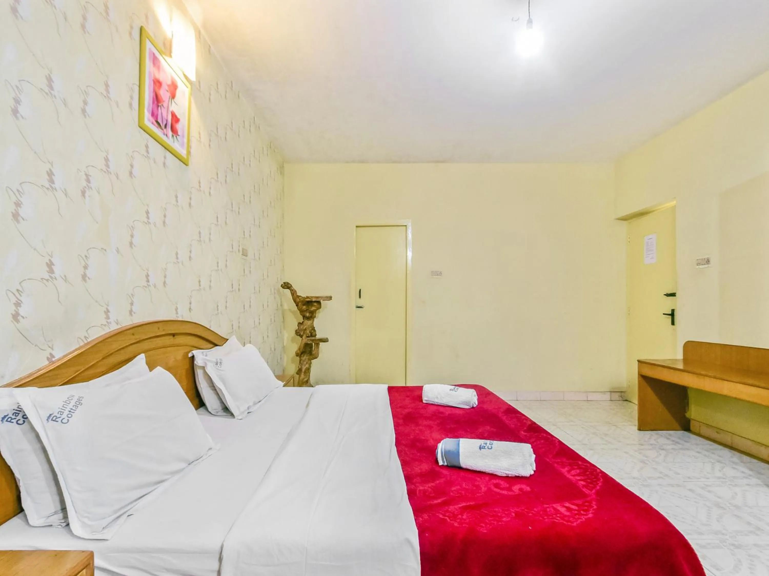Bed in Rainbow Cottages-Budget Friendly rooms