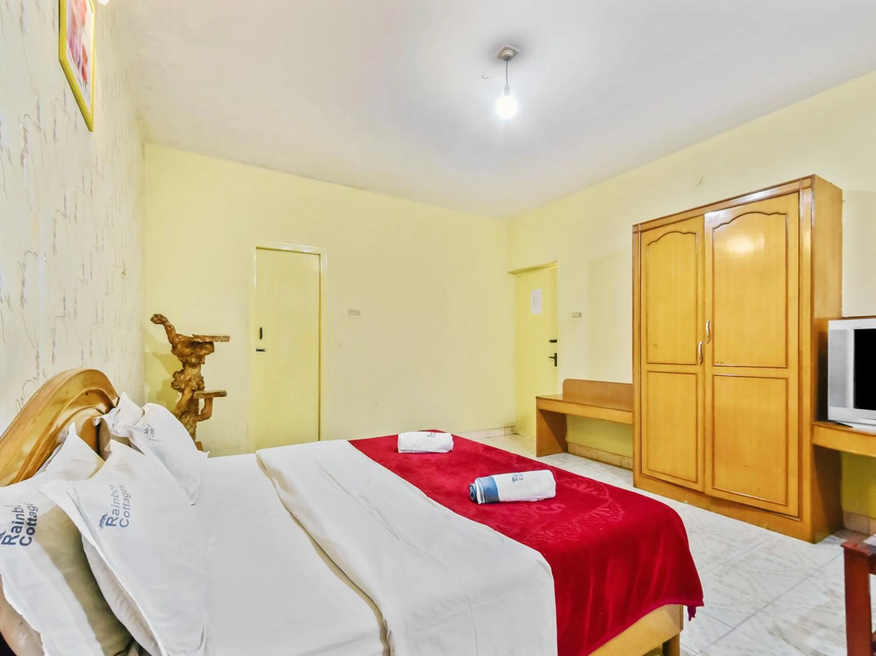 Bed in Rainbow Cottages-Budget Friendly rooms