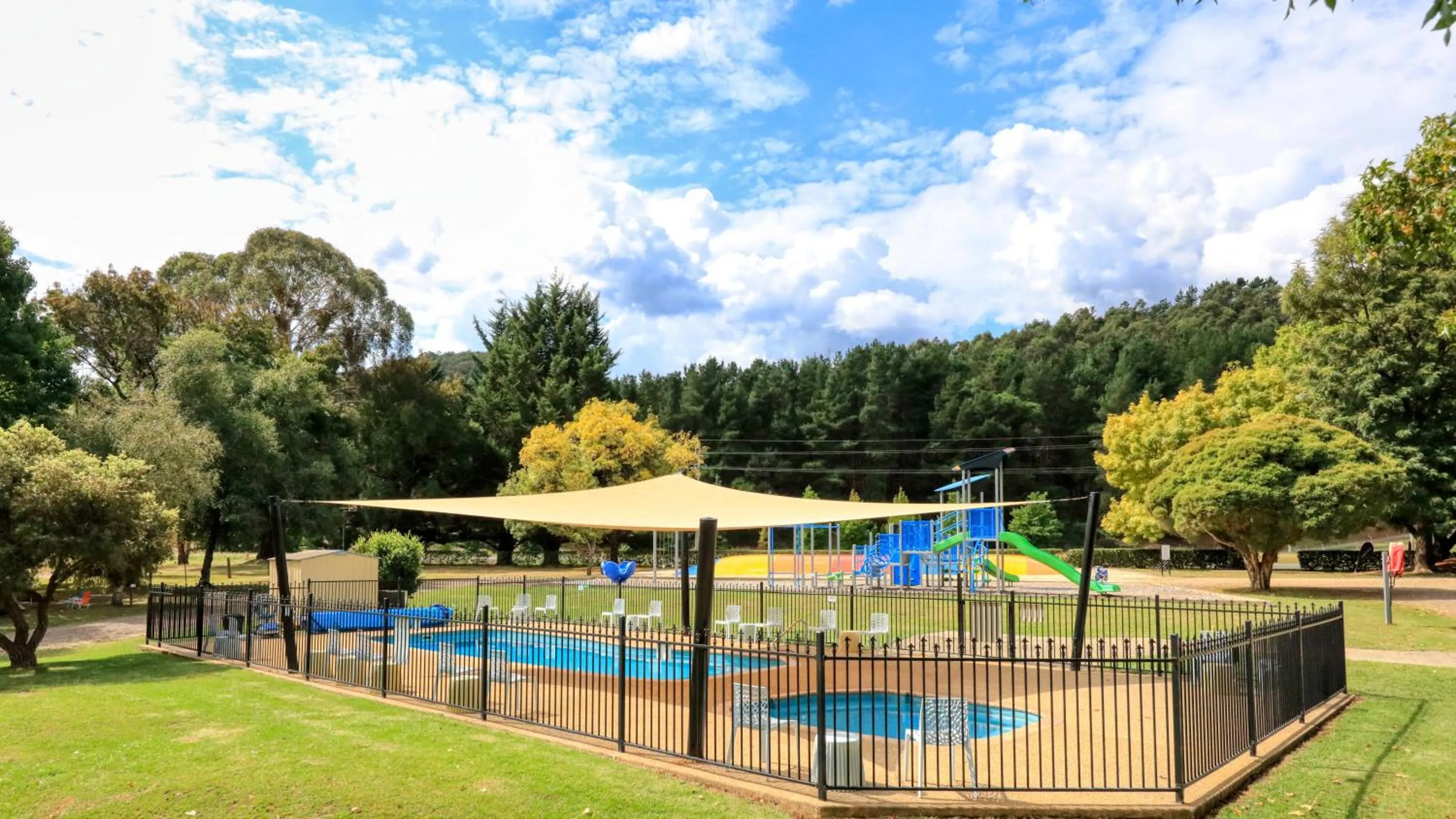 Swimming pool in Bright Porepunkah Holiday Park