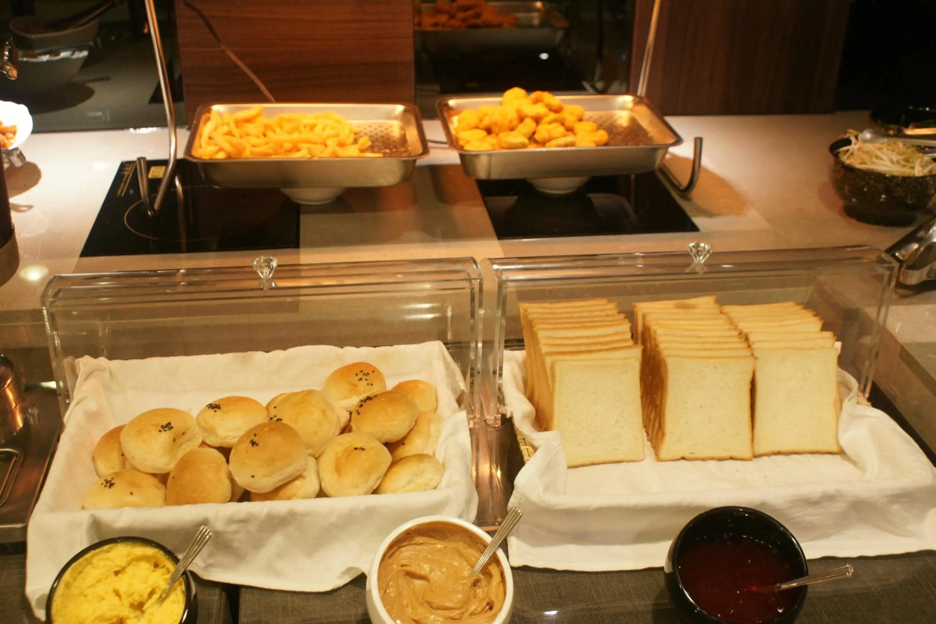 Restaurant/places to eat in Maple Hotel