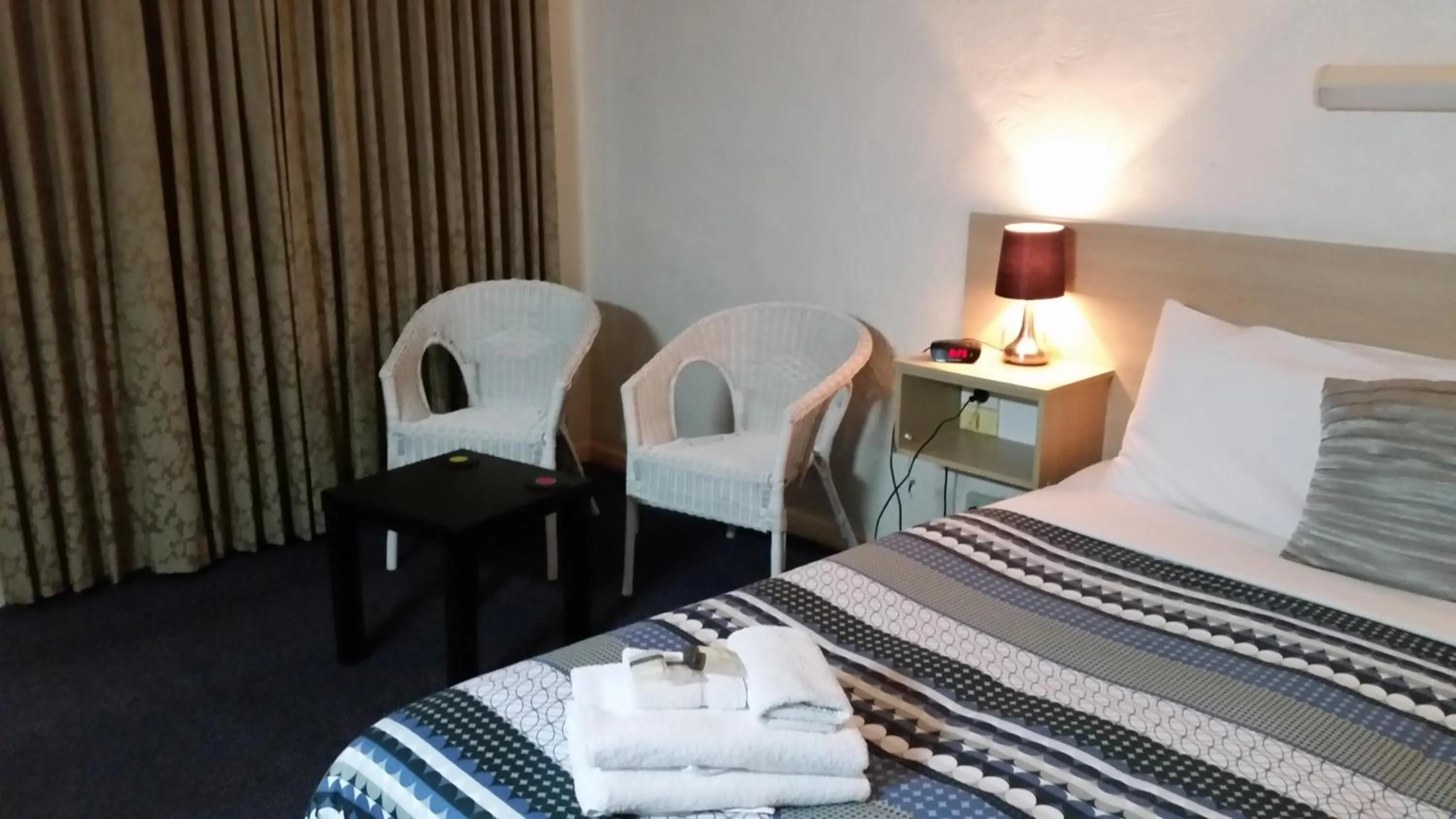 Bedroom, Bed in Belmore Motor Inn