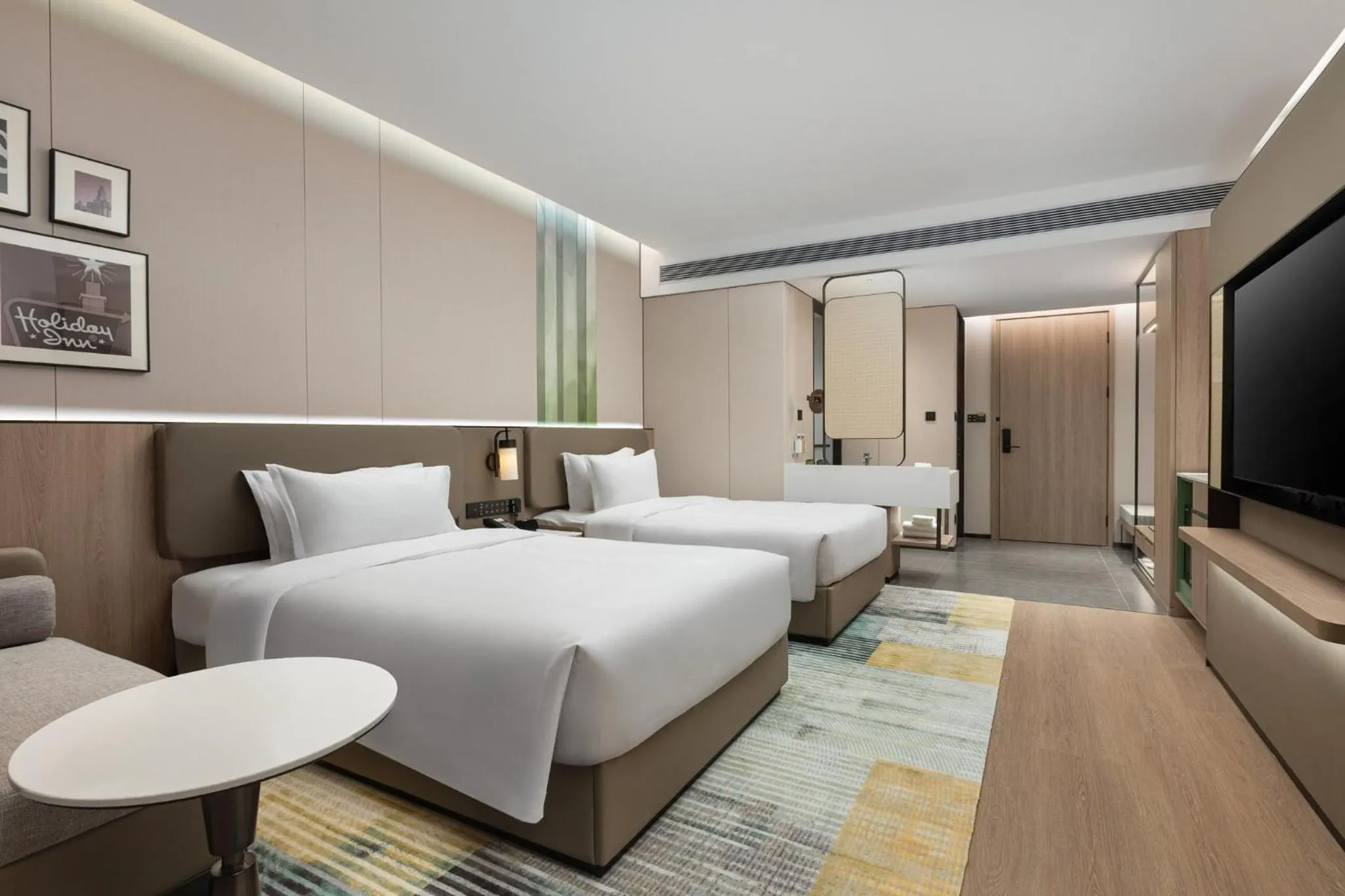 Photo of the whole room, Bed in Holiday Inn & Suites Shanghai Changfeng by IHG