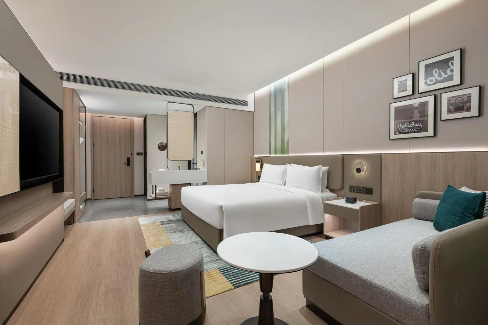 Photo of the whole room, Bed in Holiday Inn & Suites Shanghai Changfeng by IHG