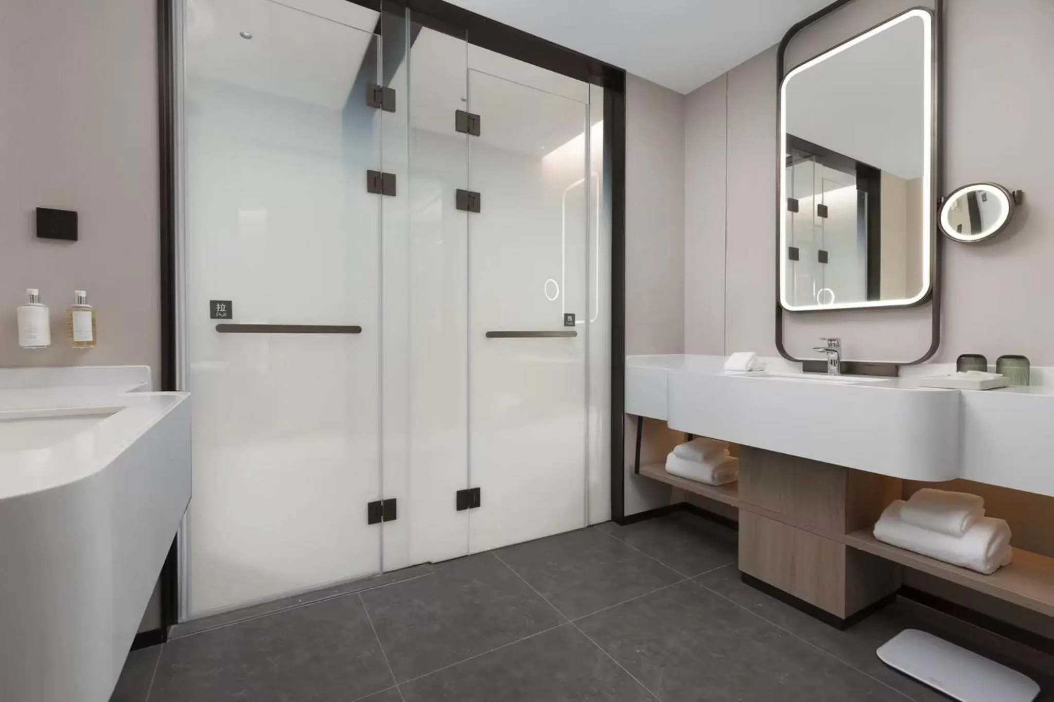 Photo of the whole room in Holiday Inn & Suites Shanghai Changfeng by IHG